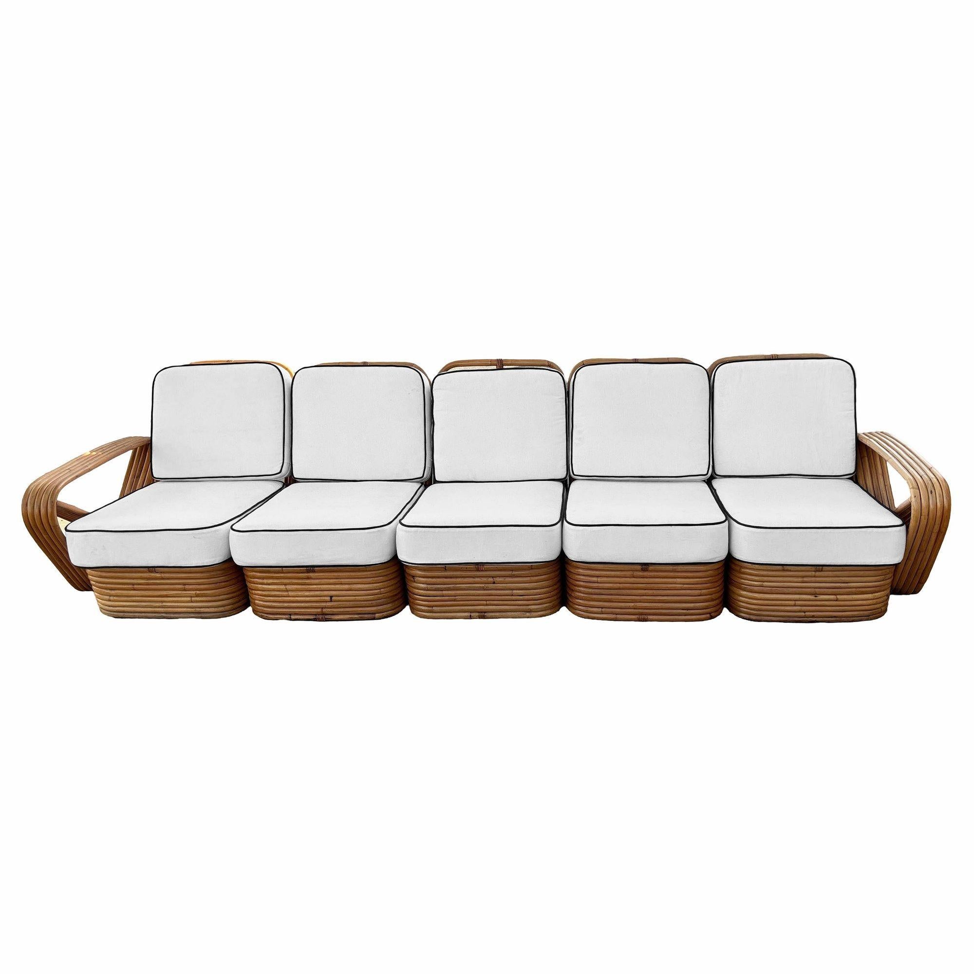 Questo divano componibile a 5 posti in stile Paul Frankl, splendidamente restaurato, presenta braccioli quadrati a cinque fili di pretzel e basi in rattan impilate. Il divano sfoggia il classico stile aerodinamico reso famoso dal designer Paul