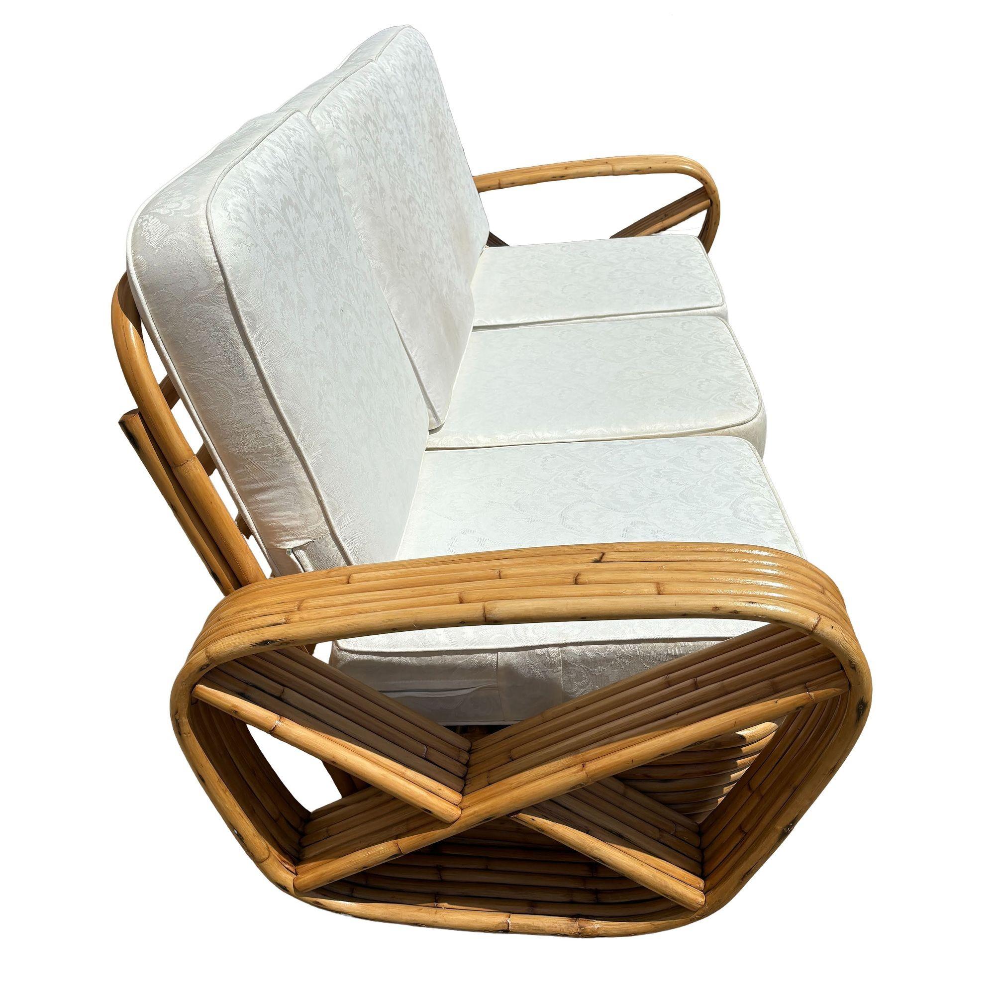 Questo divano sezionale a tre posti in rattan a sei fili quadrati con pezzi componibili restaurato della metà del secolo scorso sfoggia un fascino senza tempo, ispirato al design reso famoso da Paul Frankl. Realizzato con una solida struttura a sei