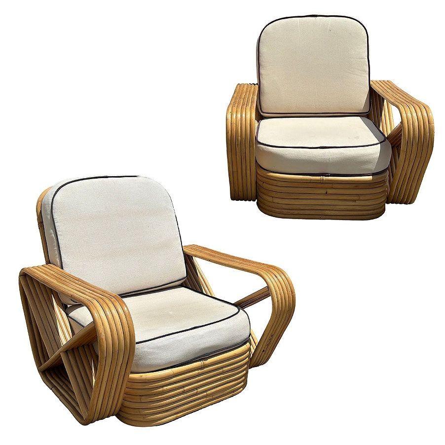 Paire de chaises de salon en rotin à six brins du milieu du siècle, chacune dotée d'accoudoirs carrés en forme de bretzel et d'une base empilée classique. Fabriqué à partir de perches de rotin courbées à la vapeur, le canapé présente des enveloppes