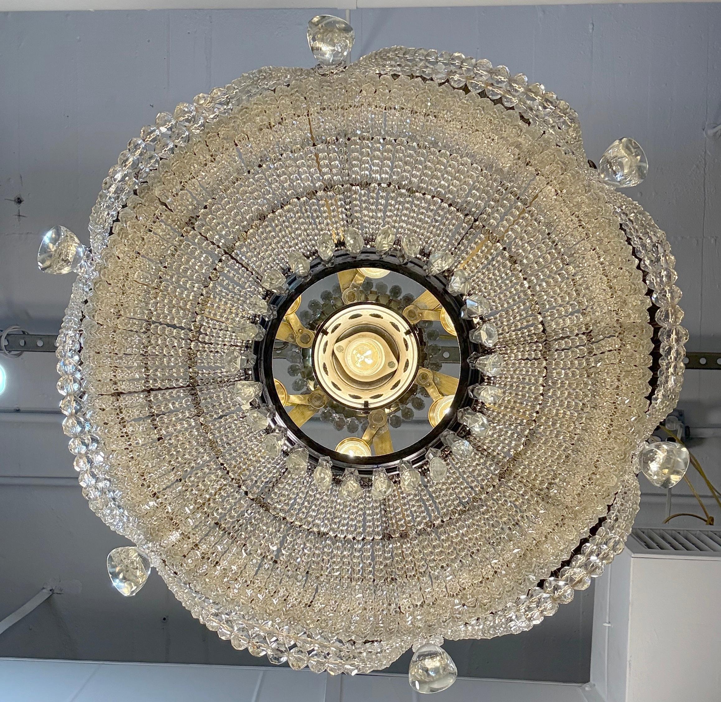 Lampadario a cestello francese restaurato a 7 luci in cristallo in vendita 9