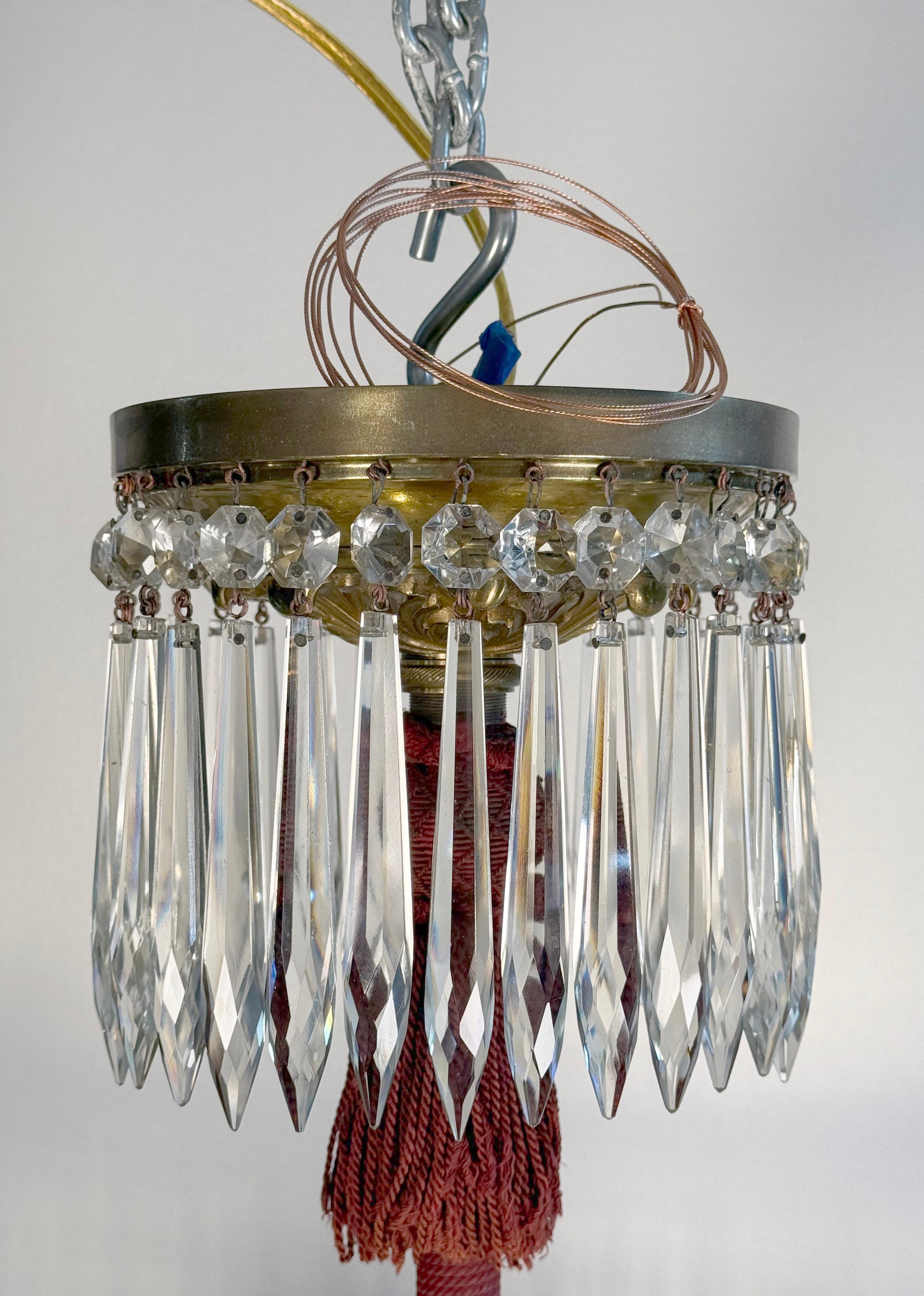 Lampadario a cestello francese restaurato a 7 luci in cristallo In condizioni buone in vendita a New York, NY