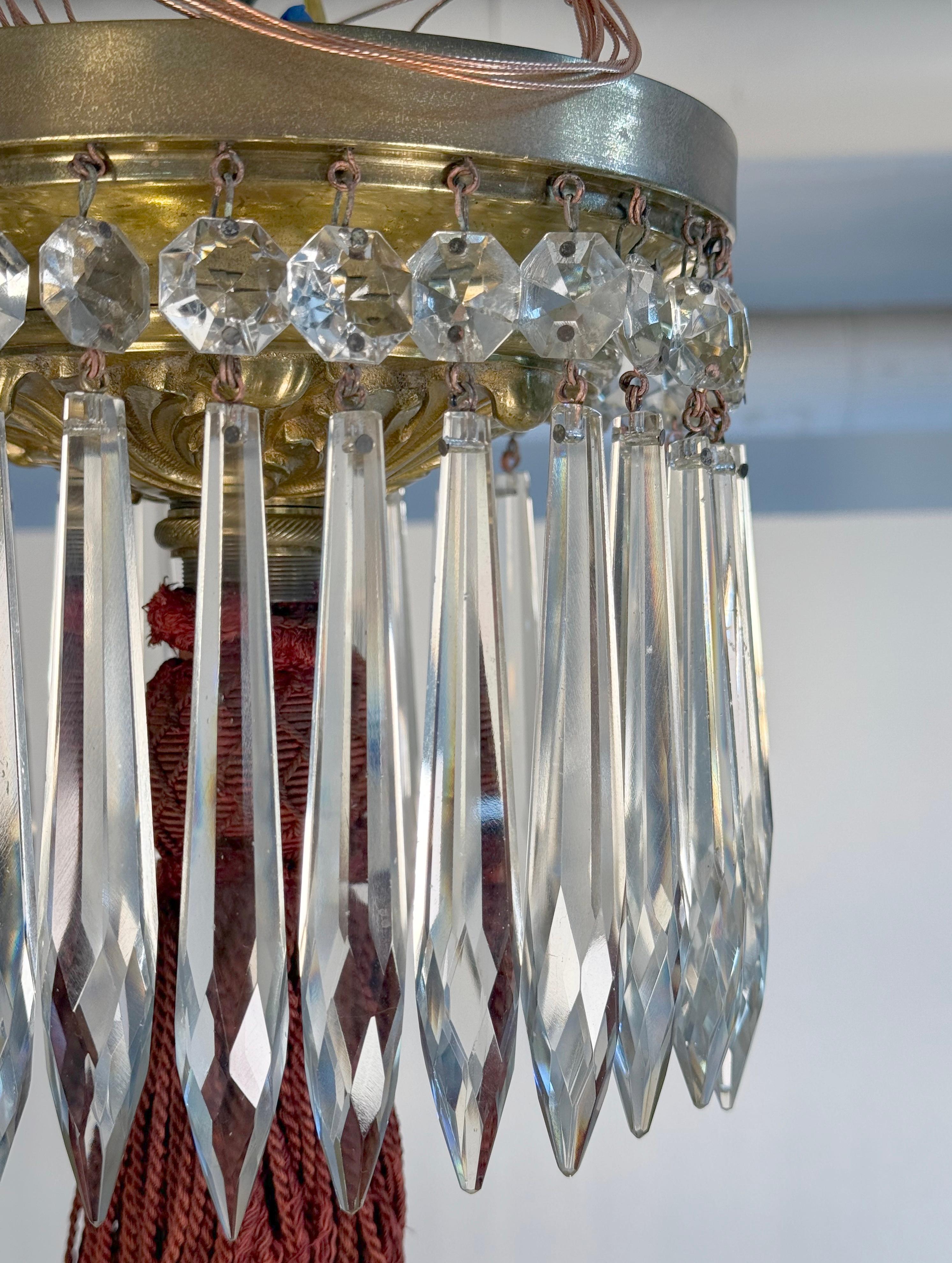 Ottone Lampadario a cestello francese restaurato a 7 luci in cristallo in vendita
