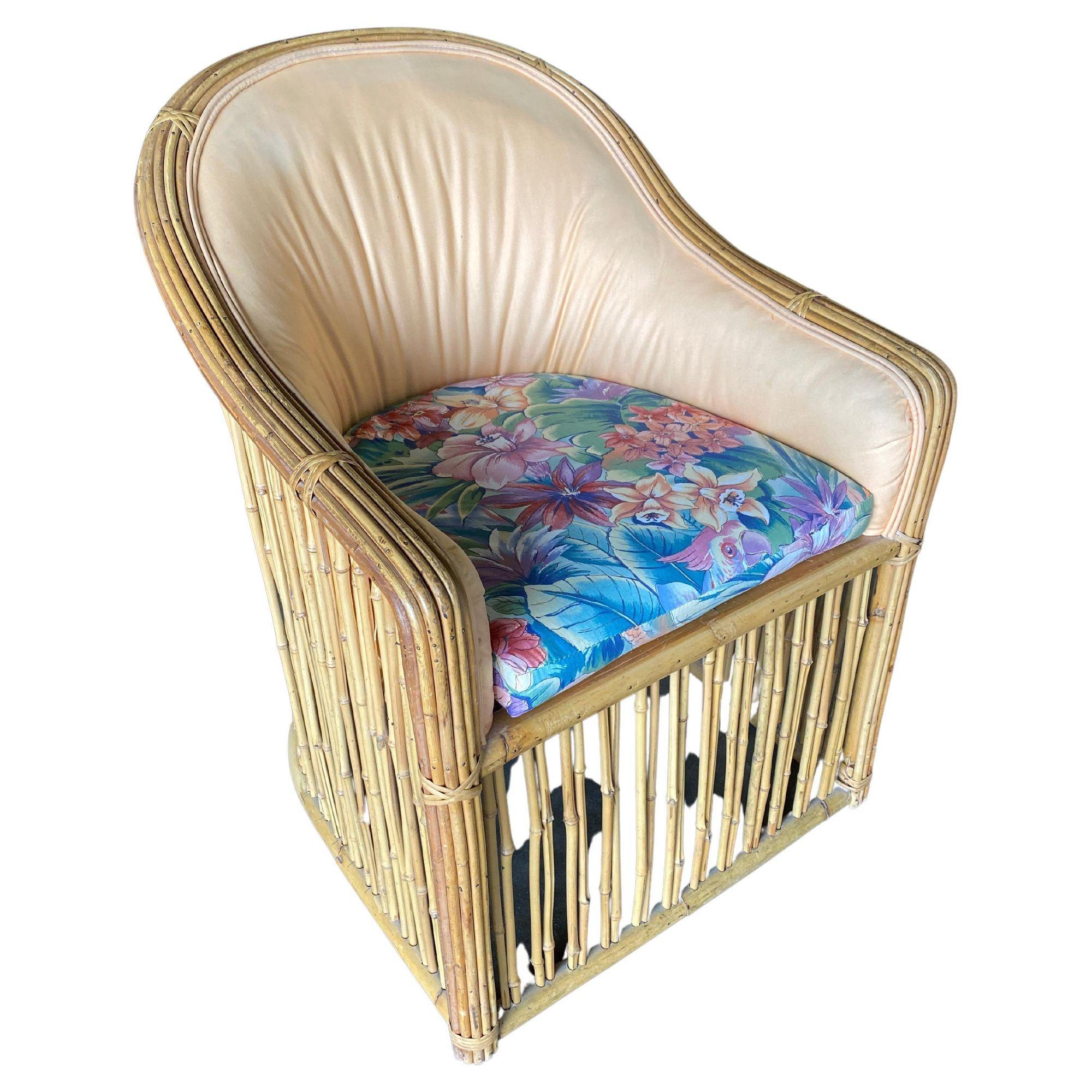 Satz von vier Gabriella Crespi Style Pencil Reed Rattan Spindel Barrel Sessel, jeder Stuhl verfügt über eine gepolsterte Sitzfläche und Rückenlehne reat.  
 1970, Italien
Wir kaufen und verkaufen nur die besten und feinsten Rattanmöbel, die von den