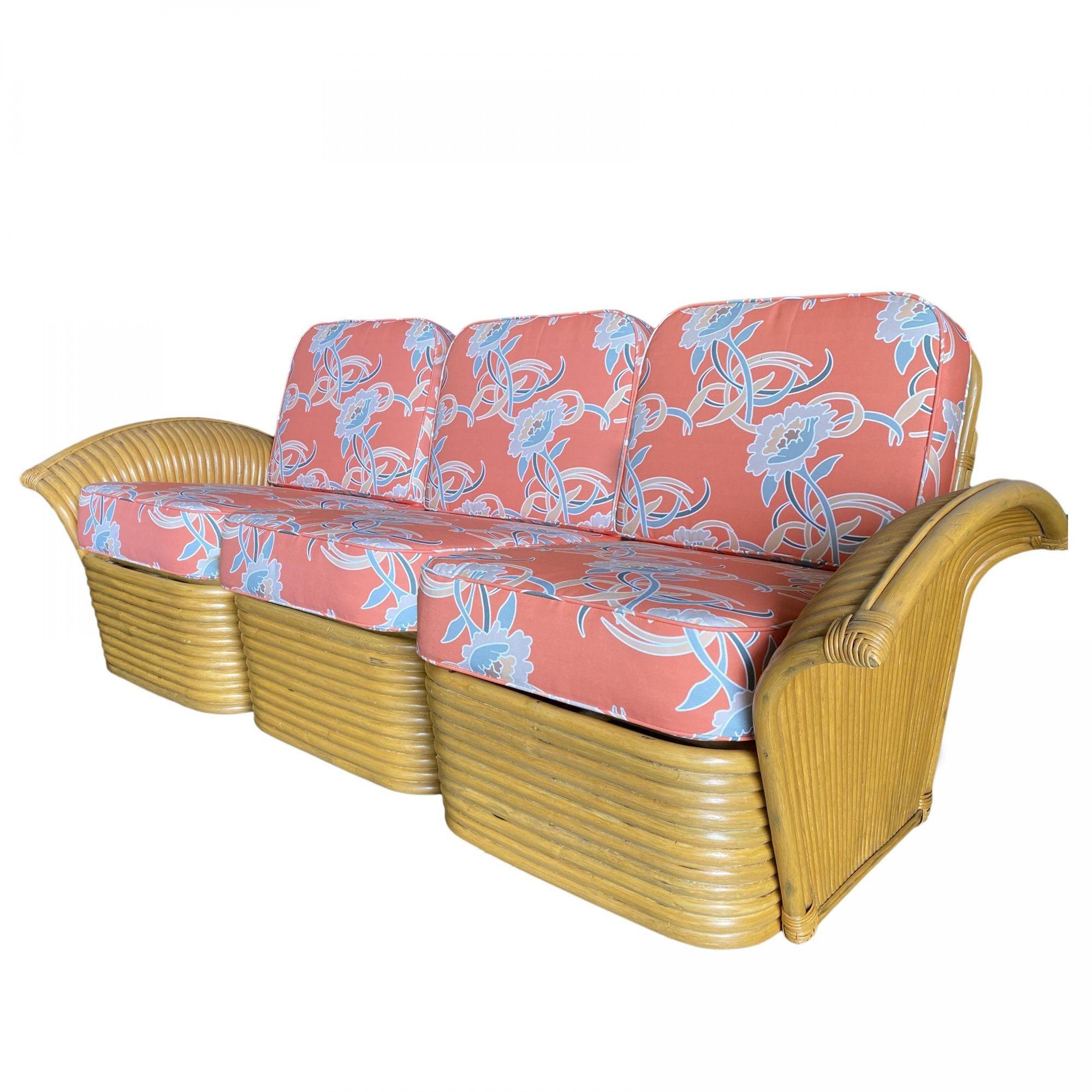 Este ratán bellamente restaurado combina el encanto del estilo vintage con la comodidad moderna. Sofá de ratán Fan de 3 plazas con el mismo tejido que el visto en el programa original de las 