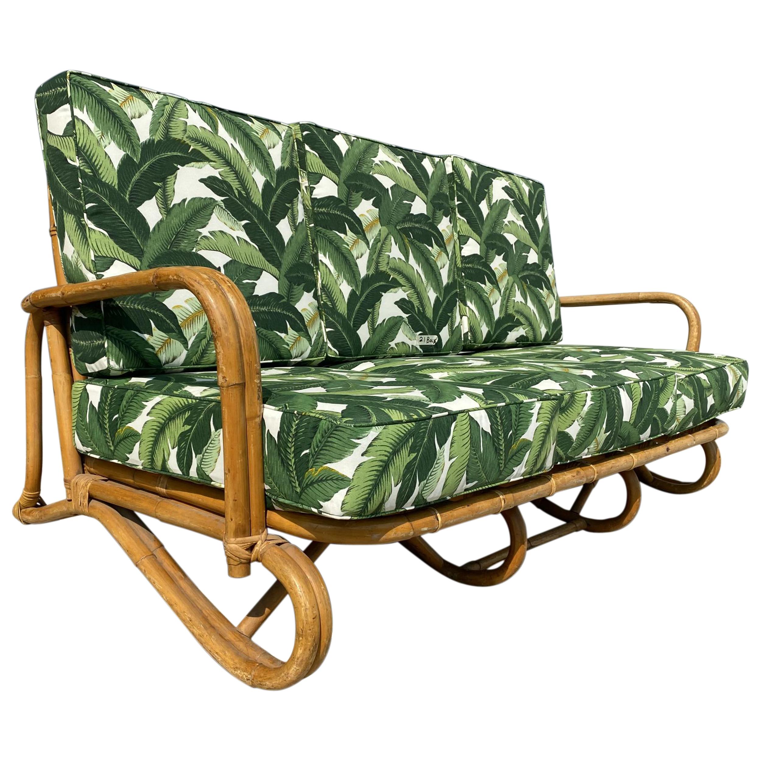 Restauriertes „“Hairpin“-Rattan-Sofa mit zwei Reihen und drei Sitzgelegenheiten und gebogenen Stangenarmen