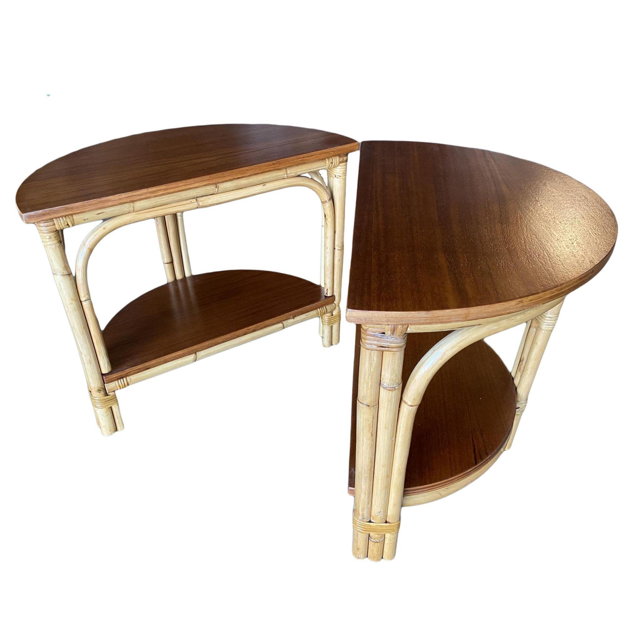 Paire de tables basses en rotin demi-rondes restaurées avec plateau en acajou massif Excellent état - En vente à Van Nuys, CA