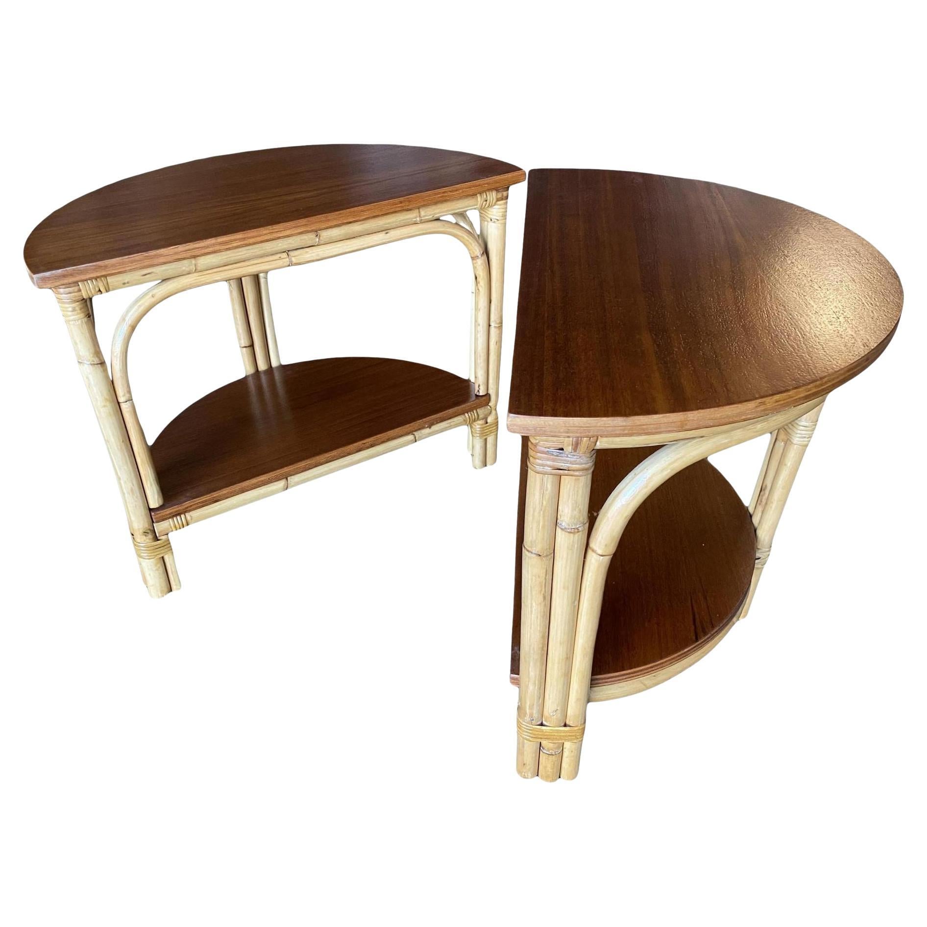 Paire de tables basses en rotin demi-rondes restaurées avec plateau en acajou massif en vente