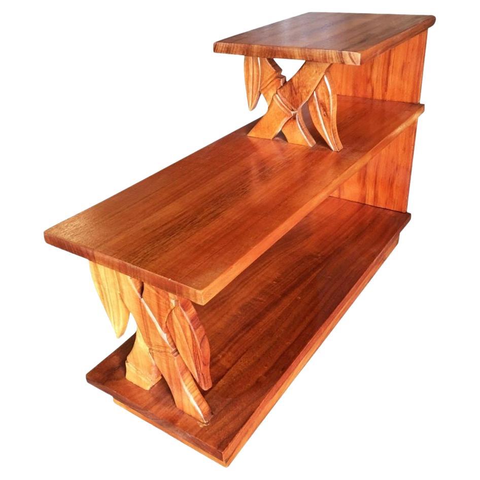 Mesa auxiliar restaurada de caoba tallada a mano con motivos de bambú
