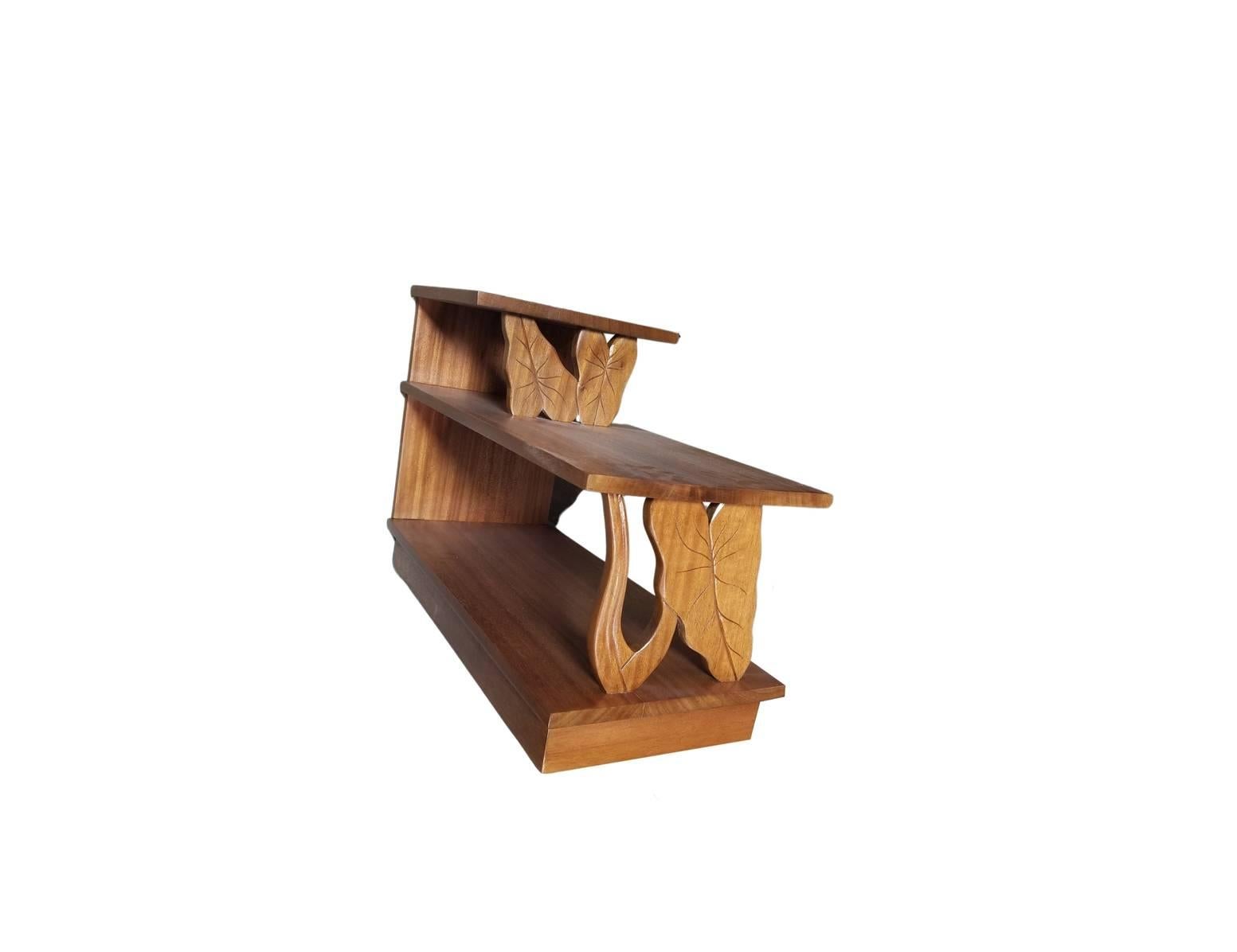 Juego de 2 mesas de madera de koa hawaiana de mediados de siglo, con patas y laterales tallados a mano con la flor botánica Calla Lily y hojas. Dos mesas auxiliares son perfectas para cada lado de la zona de estar o de la cama, y una mesa de centro