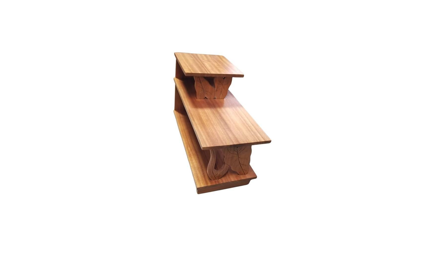 Pareja de Mesas Auxiliares de Madera de Koa de Lirio de Calas Talladas a Mano Restauradas en Excelente estado para la venta en Van Nuys, CA