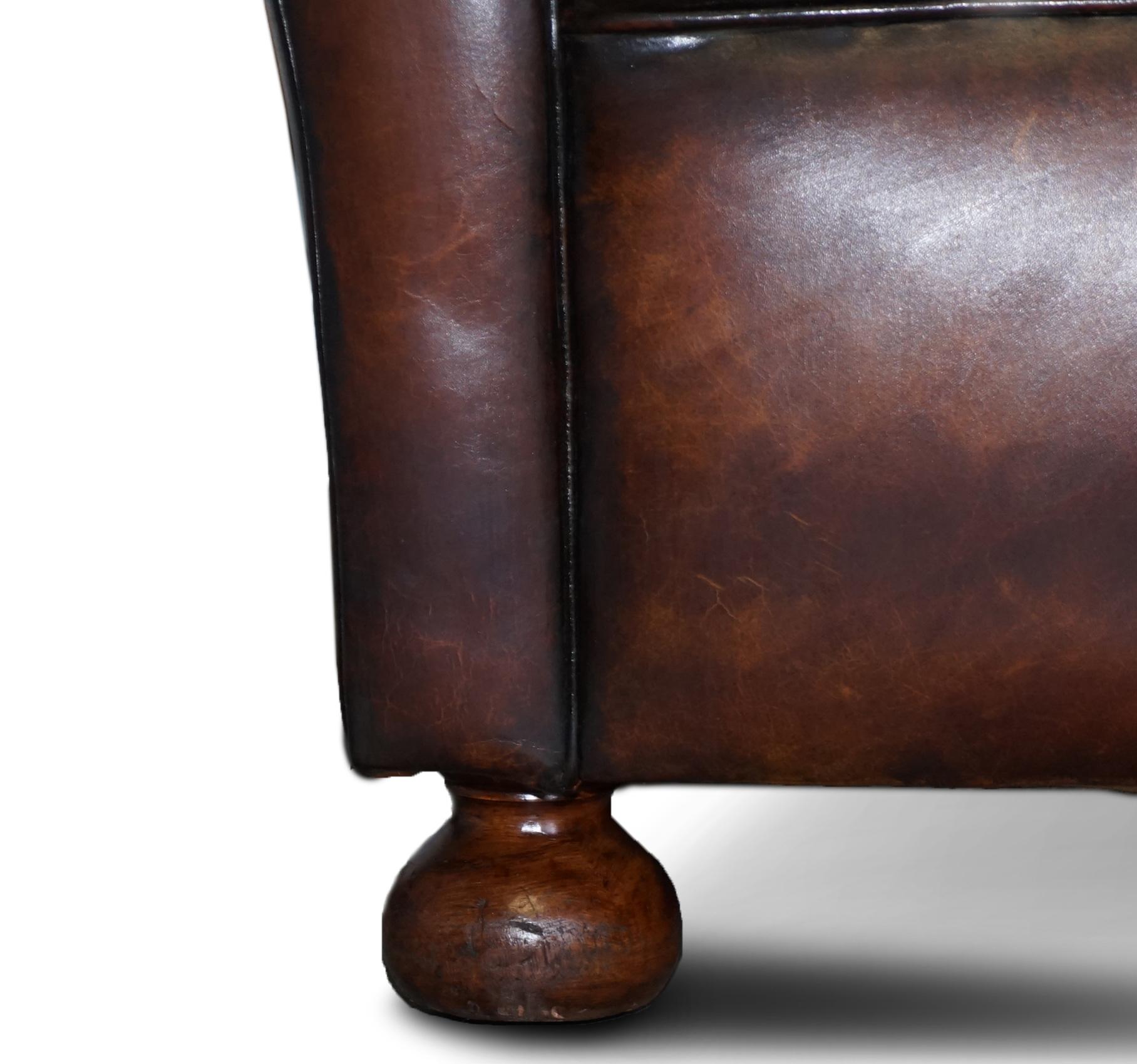 Fauteuil victorien ancien restauré en cuir marron teint à la main, 3 à 4 places, sièges en plumes en vente 5