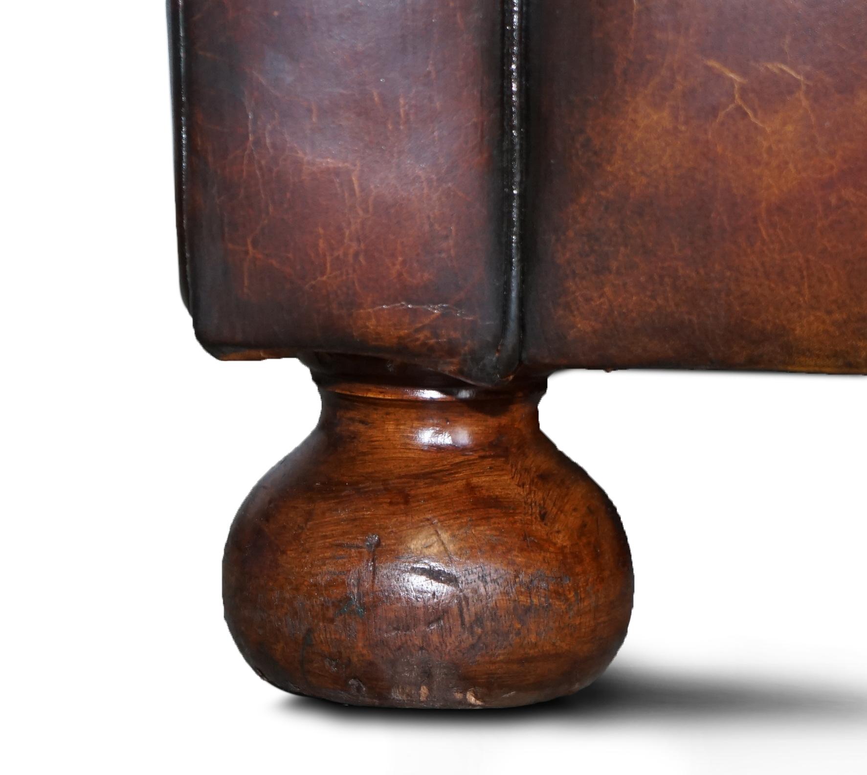Fauteuil victorien ancien restauré en cuir marron teint à la main, 3 à 4 places, sièges en plumes en vente 6