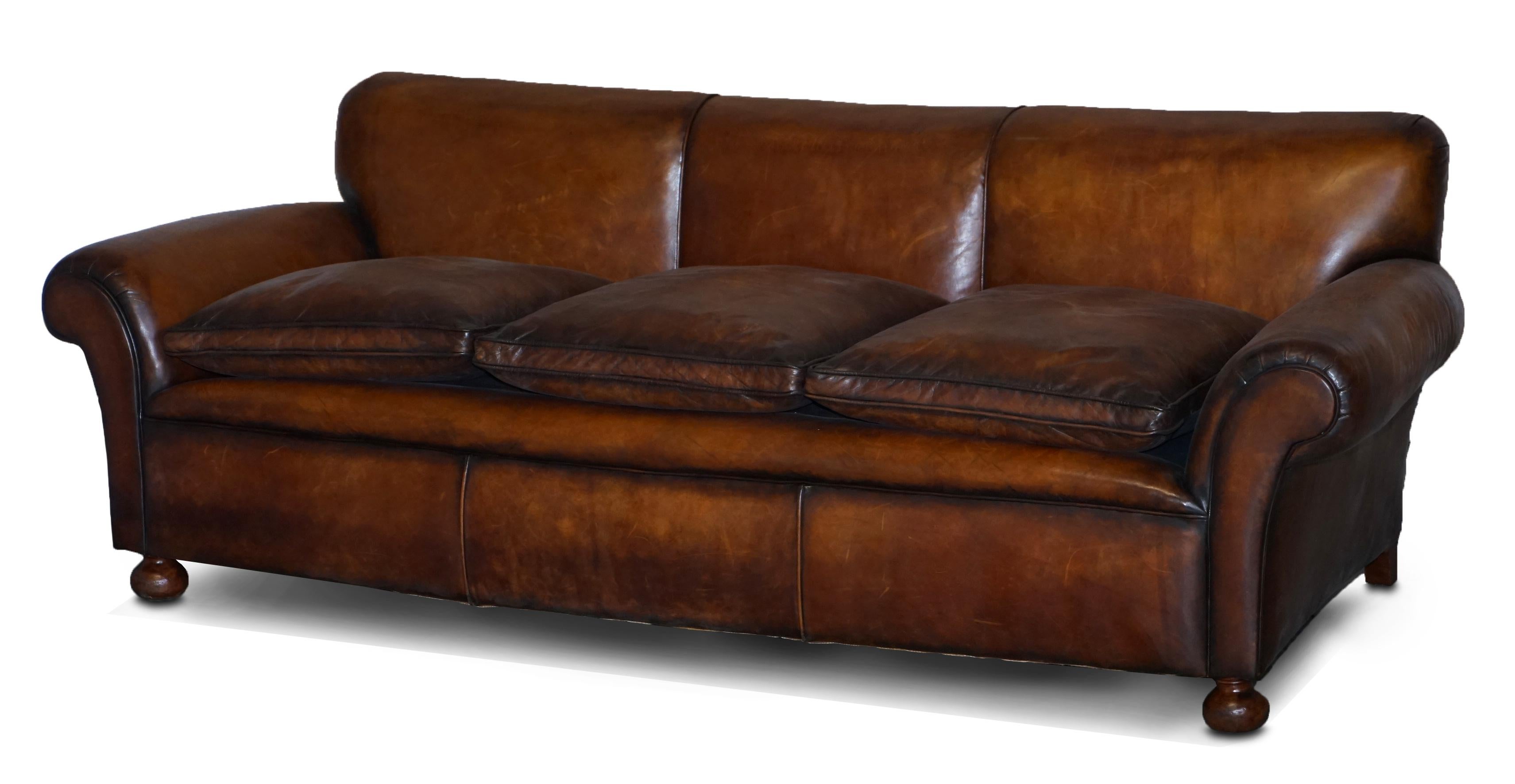 Victorien Fauteuil victorien ancien restauré en cuir marron teint à la main, 3 à 4 places, sièges en plumes en vente