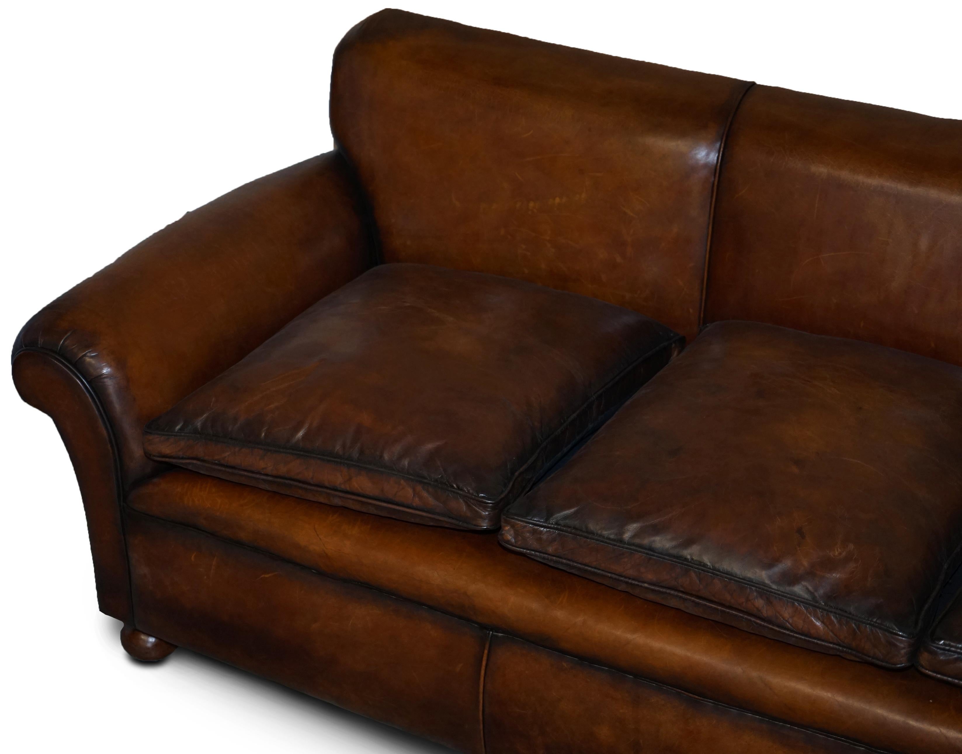 Anglais Fauteuil victorien ancien restauré en cuir marron teint à la main, 3 à 4 places, sièges en plumes en vente