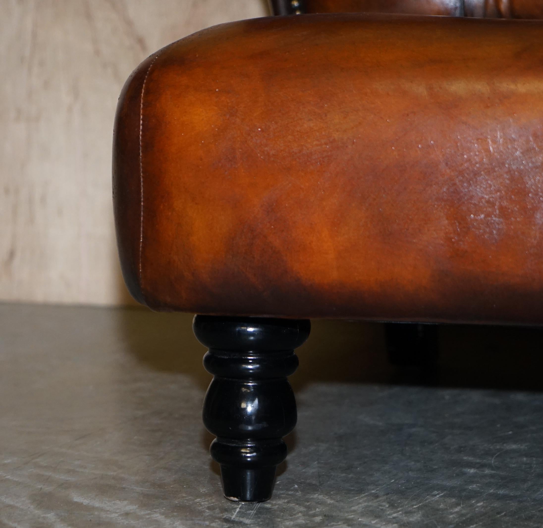 Canapé designer Chesterfield en cuir marron teint à la main restauré en vente 4