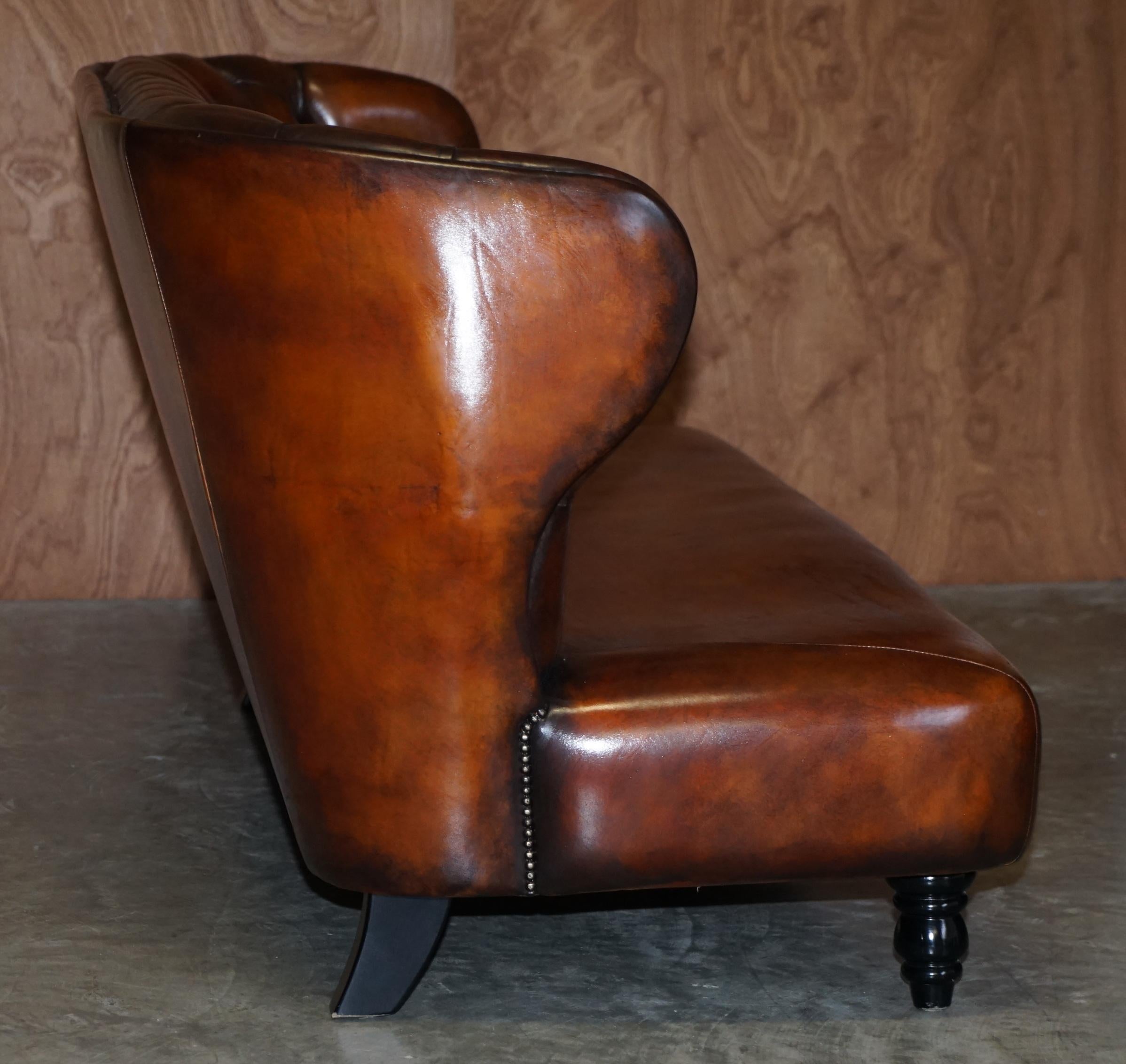 Canapé designer Chesterfield en cuir marron teint à la main restauré en vente 5