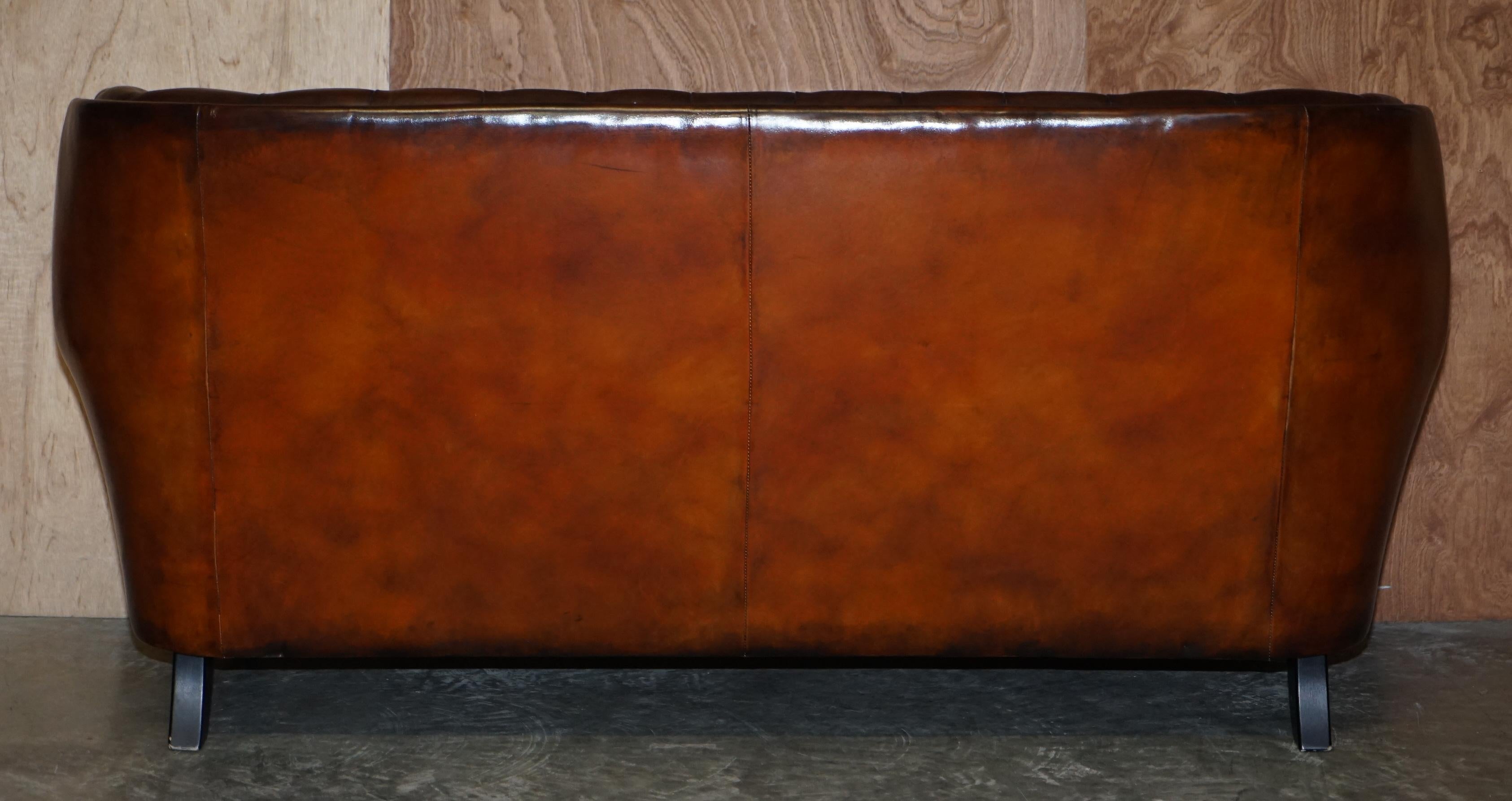 Canapé designer Chesterfield en cuir marron teint à la main restauré en vente 6