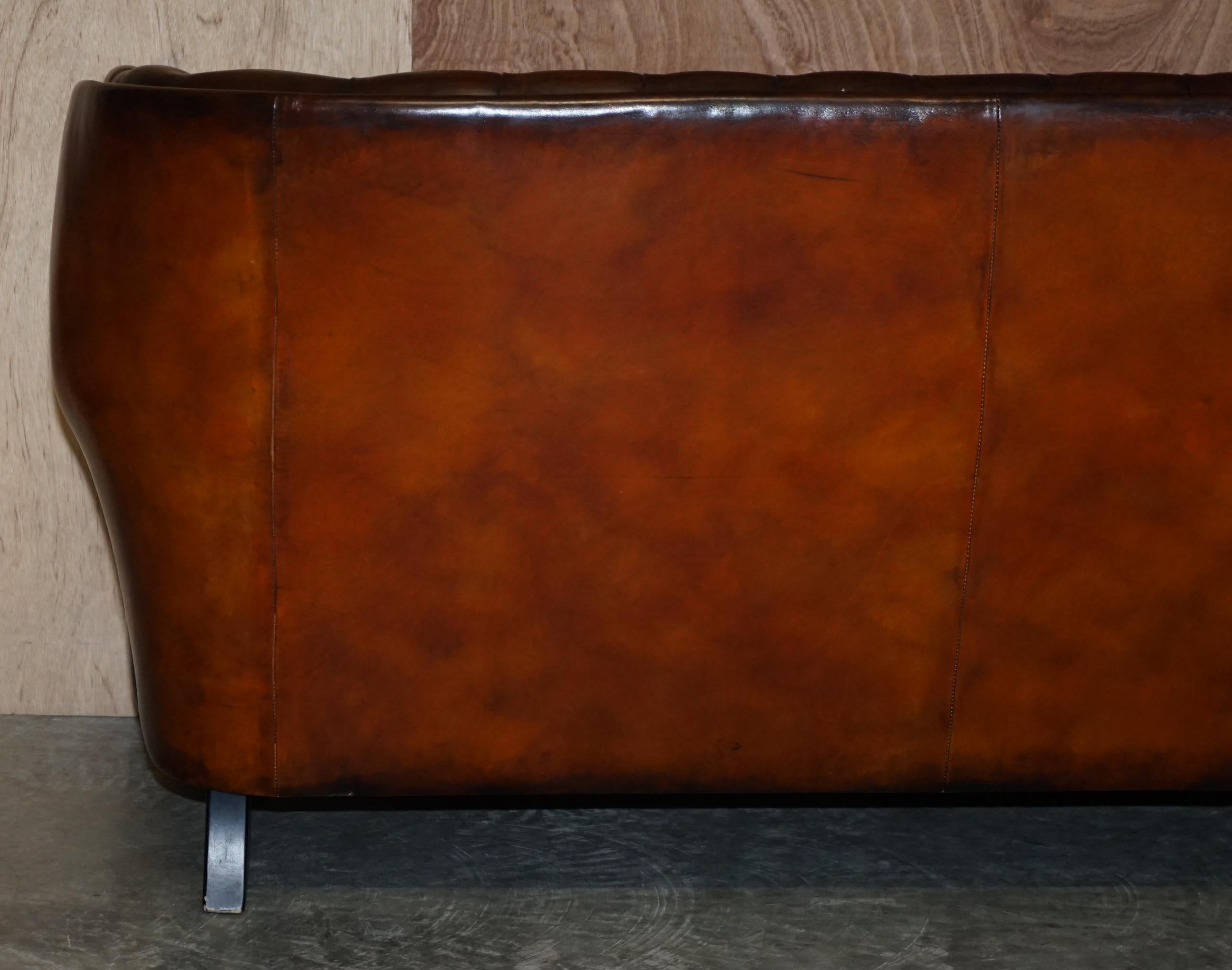 Canapé designer Chesterfield en cuir marron teint à la main restauré en vente 7