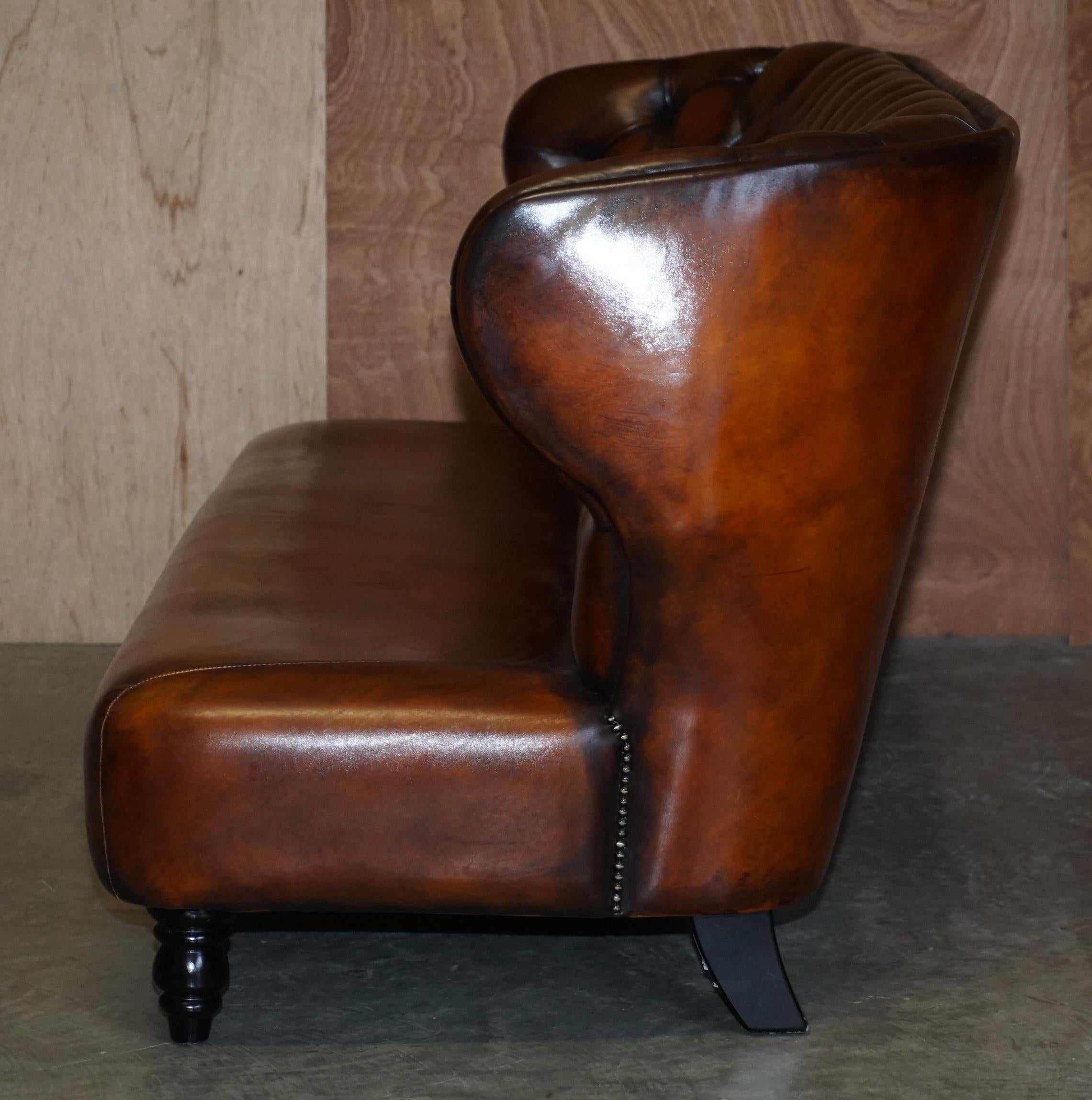Canapé designer Chesterfield en cuir marron teint à la main restauré en vente 8