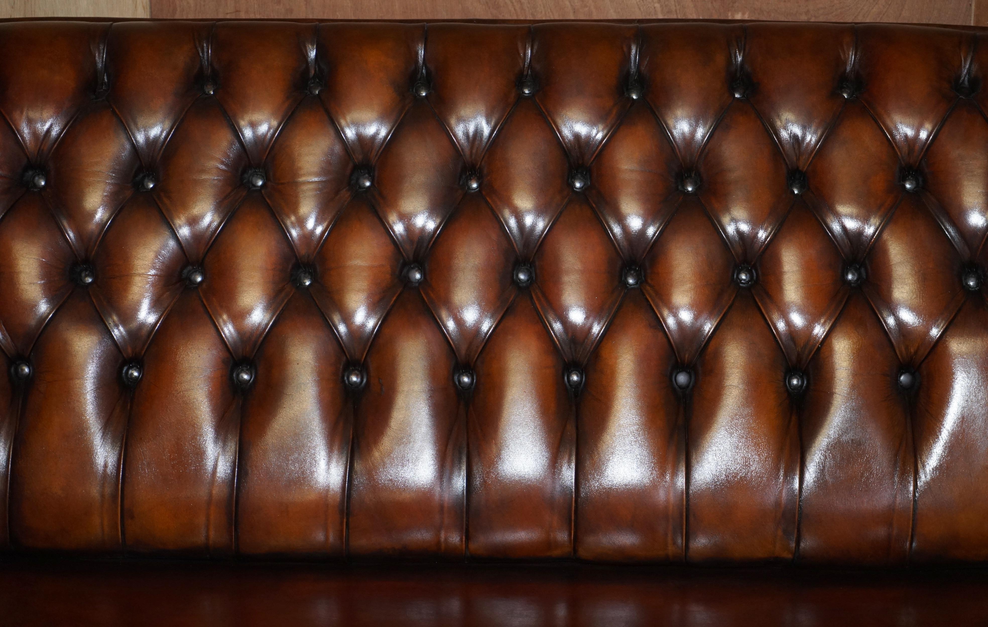 20ième siècle Canapé designer Chesterfield en cuir marron teint à la main restauré en vente