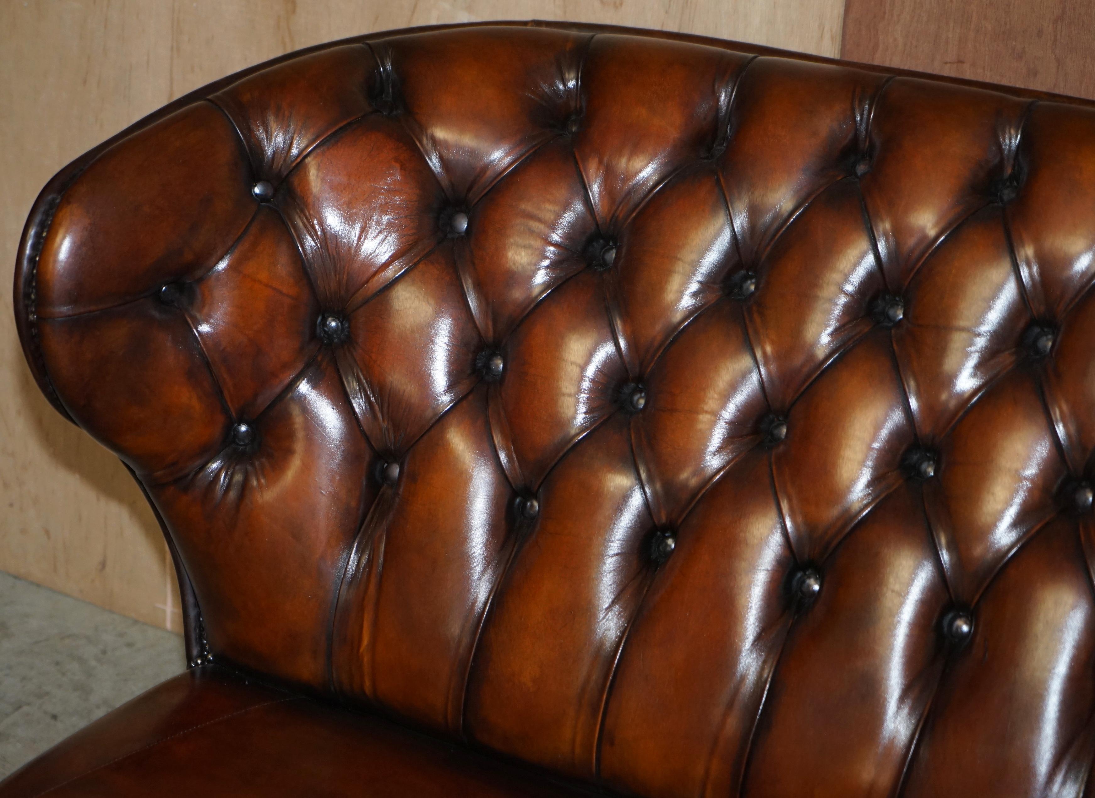 Cuir Canapé designer Chesterfield en cuir marron teint à la main restauré en vente