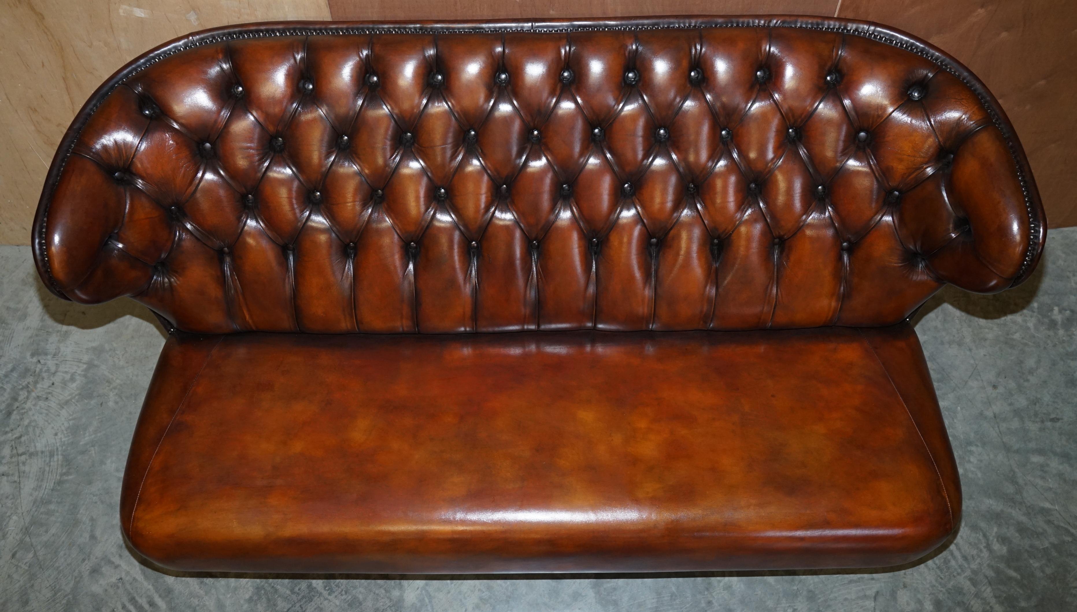 Canapé designer Chesterfield en cuir marron teint à la main restauré en vente 1