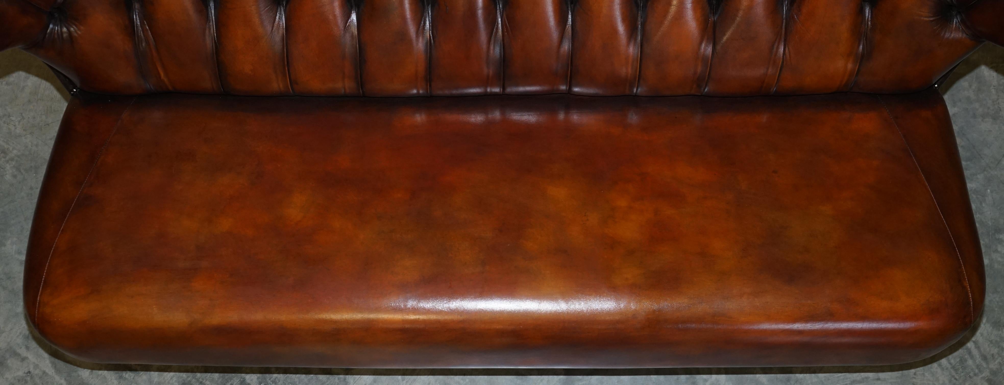 Canapé designer Chesterfield en cuir marron teint à la main restauré en vente 2