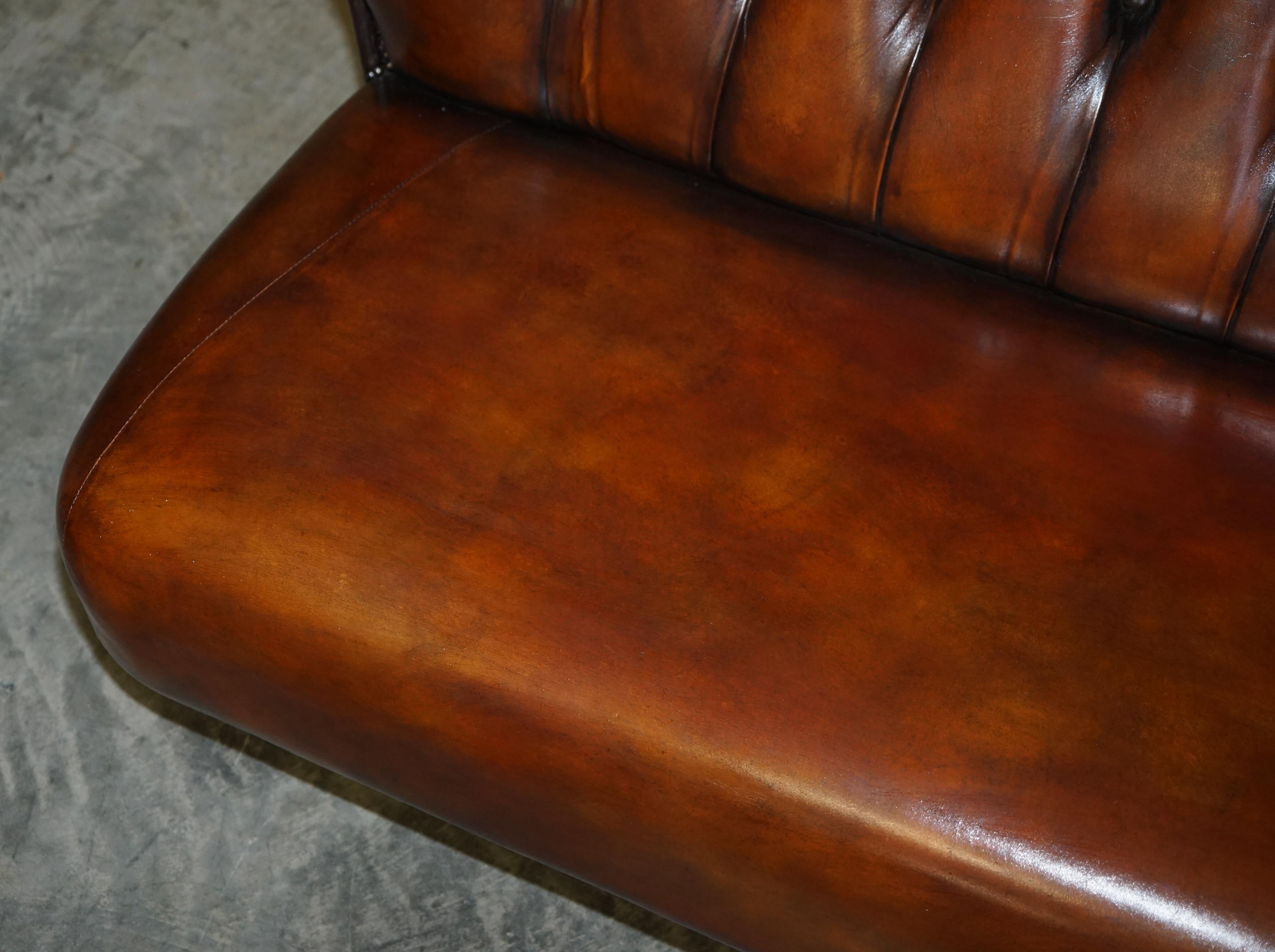 Canapé designer Chesterfield en cuir marron teint à la main restauré en vente 3