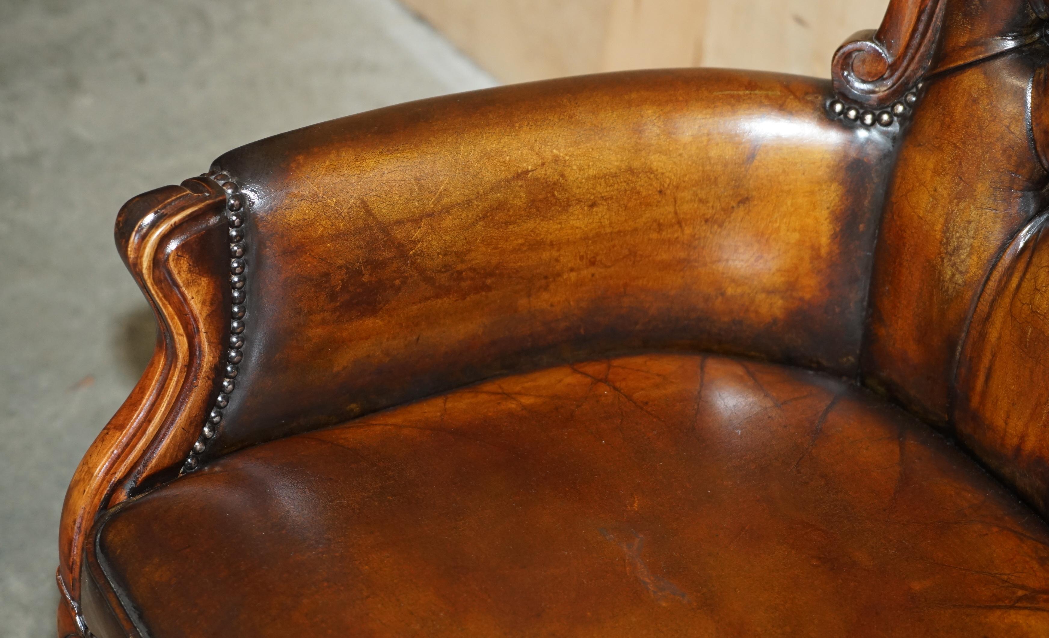 SILLÓN BIBLIOTECA VCTORIANO CHESTERFIELD DE CUERO MARRON TINTADO A MANO RESTAURADO en venta 2