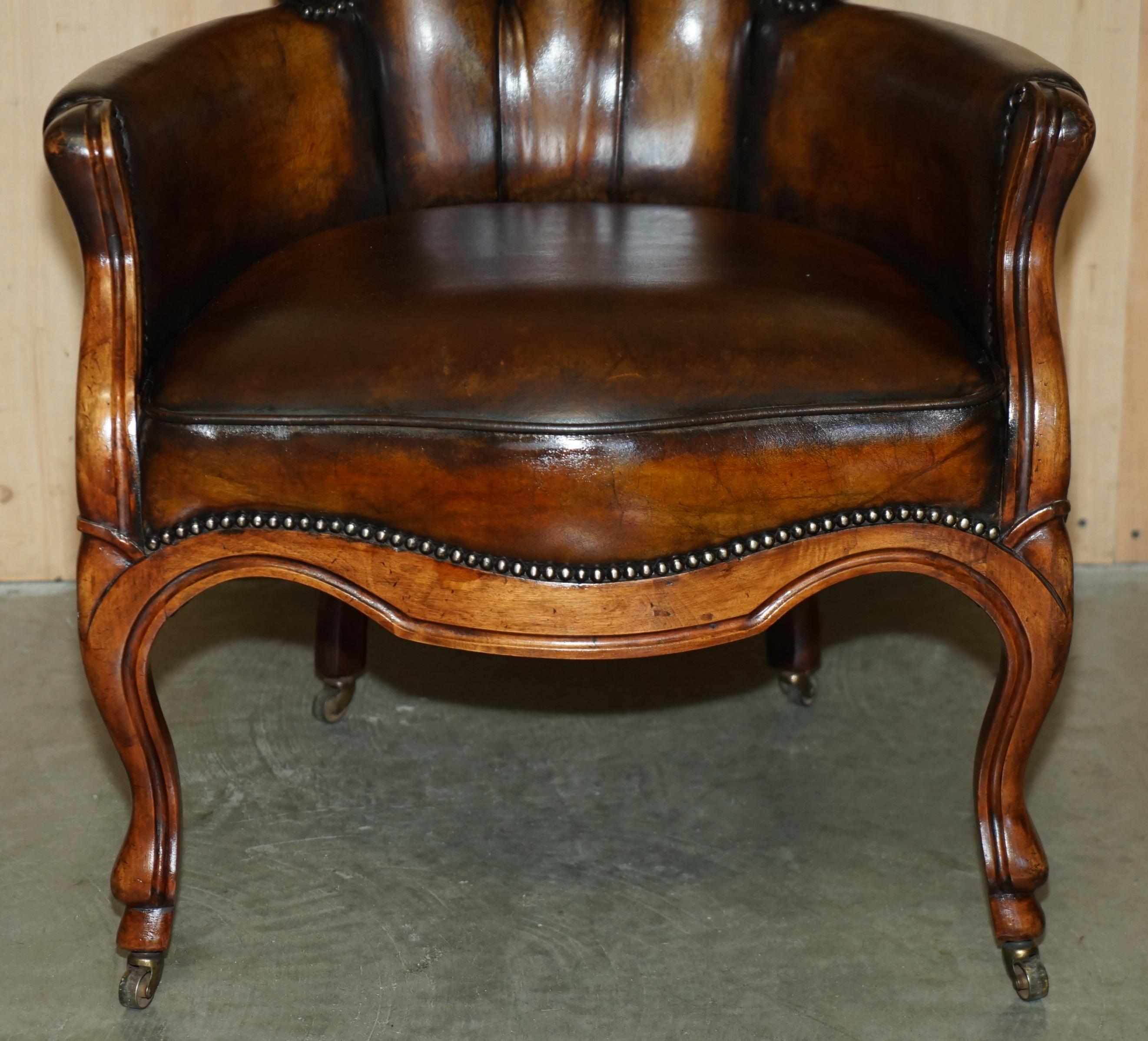 SILLÓN BIBLIOTECA VCTORIANO CHESTERFIELD DE CUERO MARRON TINTADO A MANO RESTAURADO en venta 3