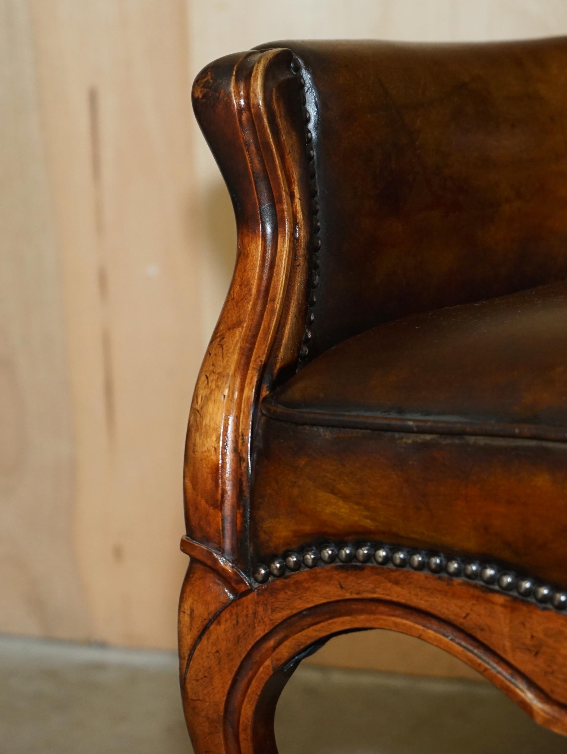 SILLÓN BIBLIOTECA VCTORIANO CHESTERFIELD DE CUERO MARRON TINTADO A MANO RESTAURADO en venta 4
