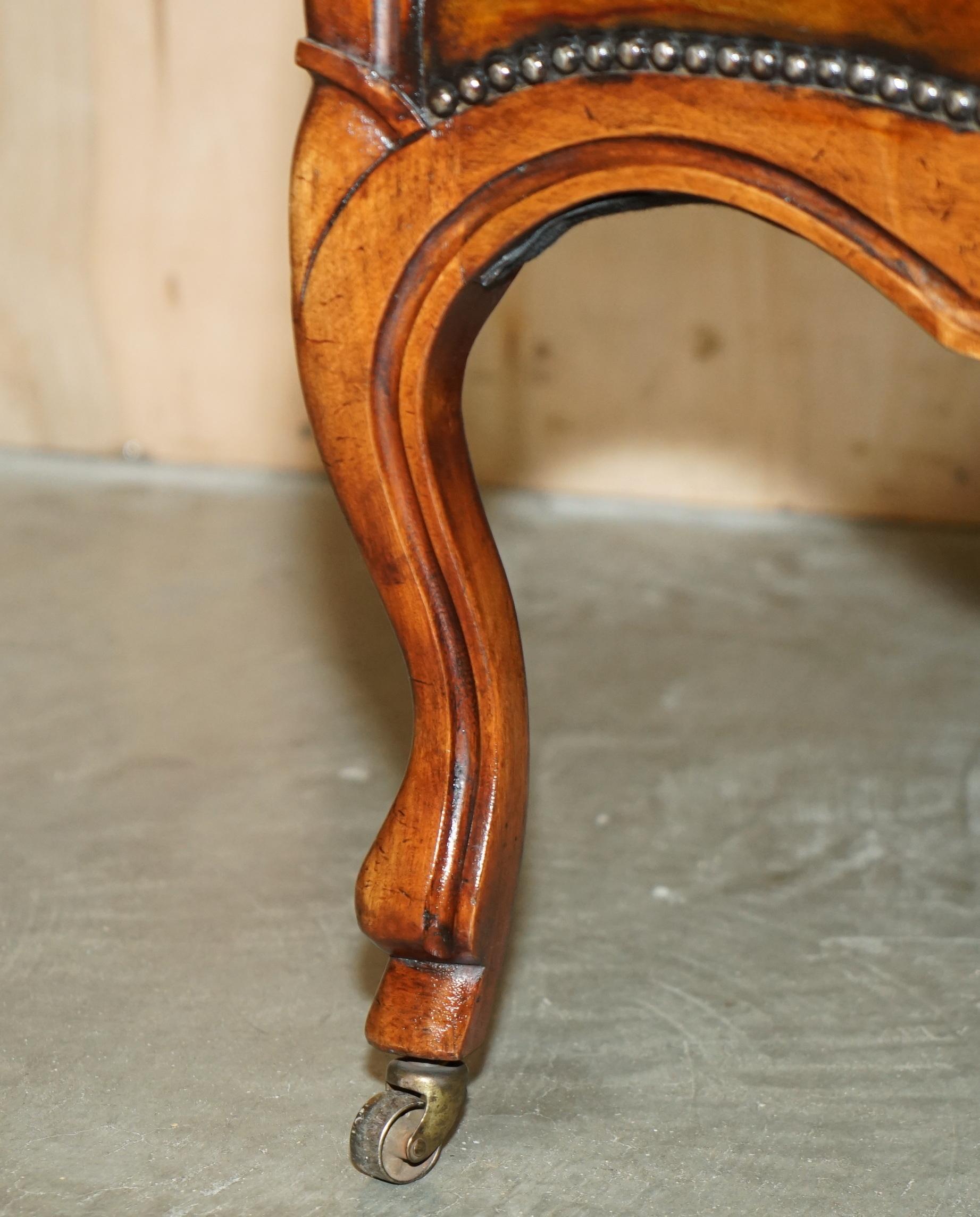 SILLÓN BIBLIOTECA VCTORIANO CHESTERFIELD DE CUERO MARRON TINTADO A MANO RESTAURADO en venta 5