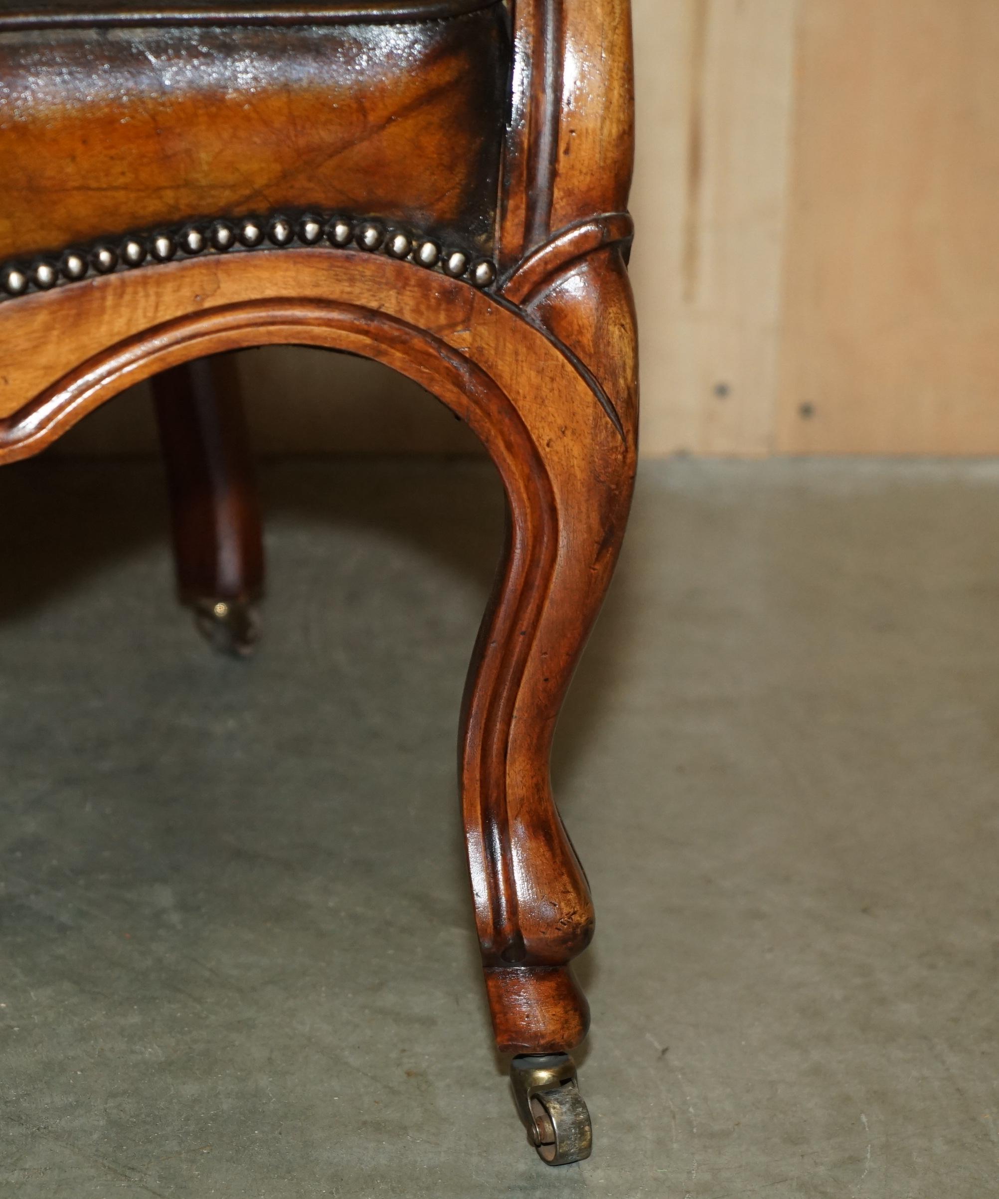 SILLÓN BIBLIOTECA VCTORIANO CHESTERFIELD DE CUERO MARRON TINTADO A MANO RESTAURADO en venta 6