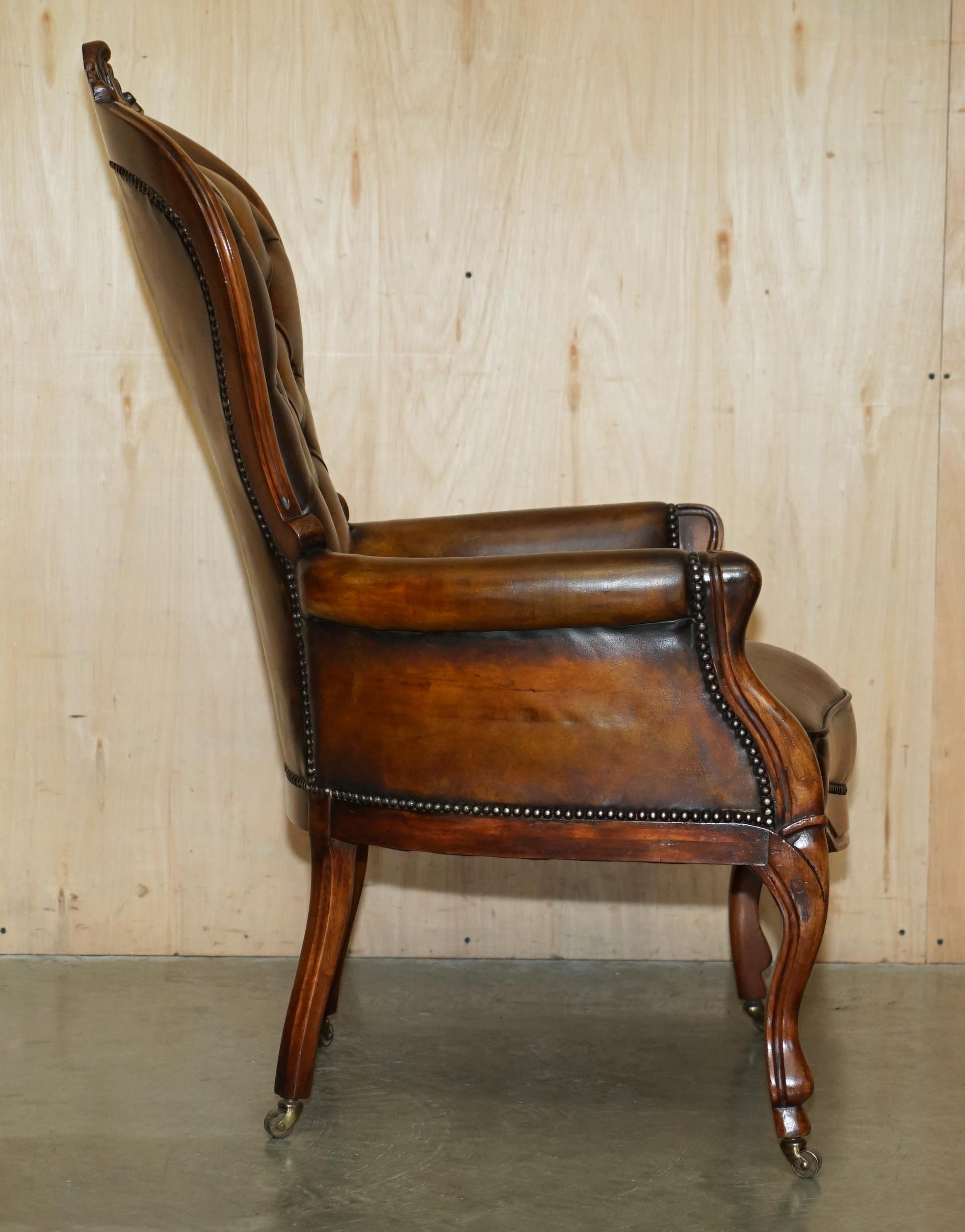 SILLÓN BIBLIOTECA VCTORIANO CHESTERFIELD DE CUERO MARRON TINTADO A MANO RESTAURADO en venta 7