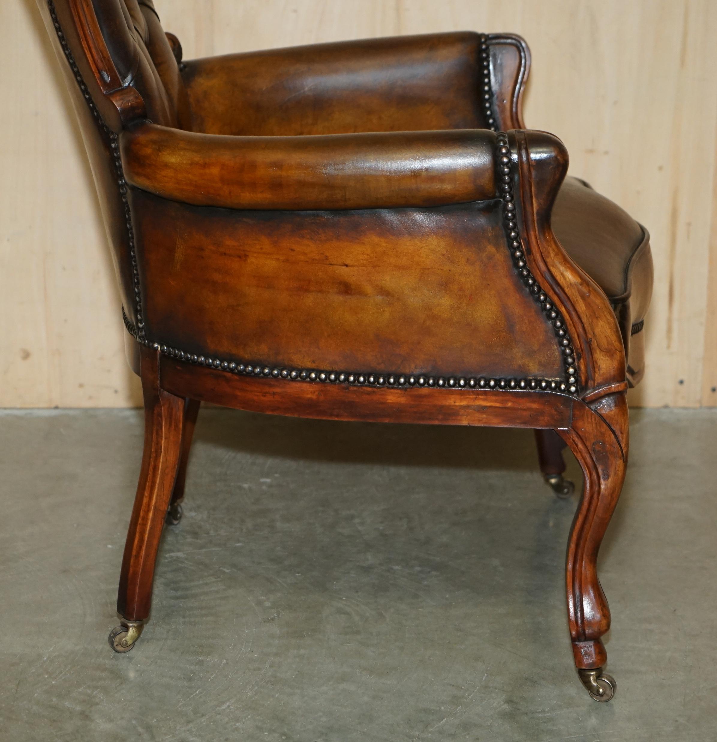 SILLÓN BIBLIOTECA VCTORIANO CHESTERFIELD DE CUERO MARRON TINTADO A MANO RESTAURADO en venta 8