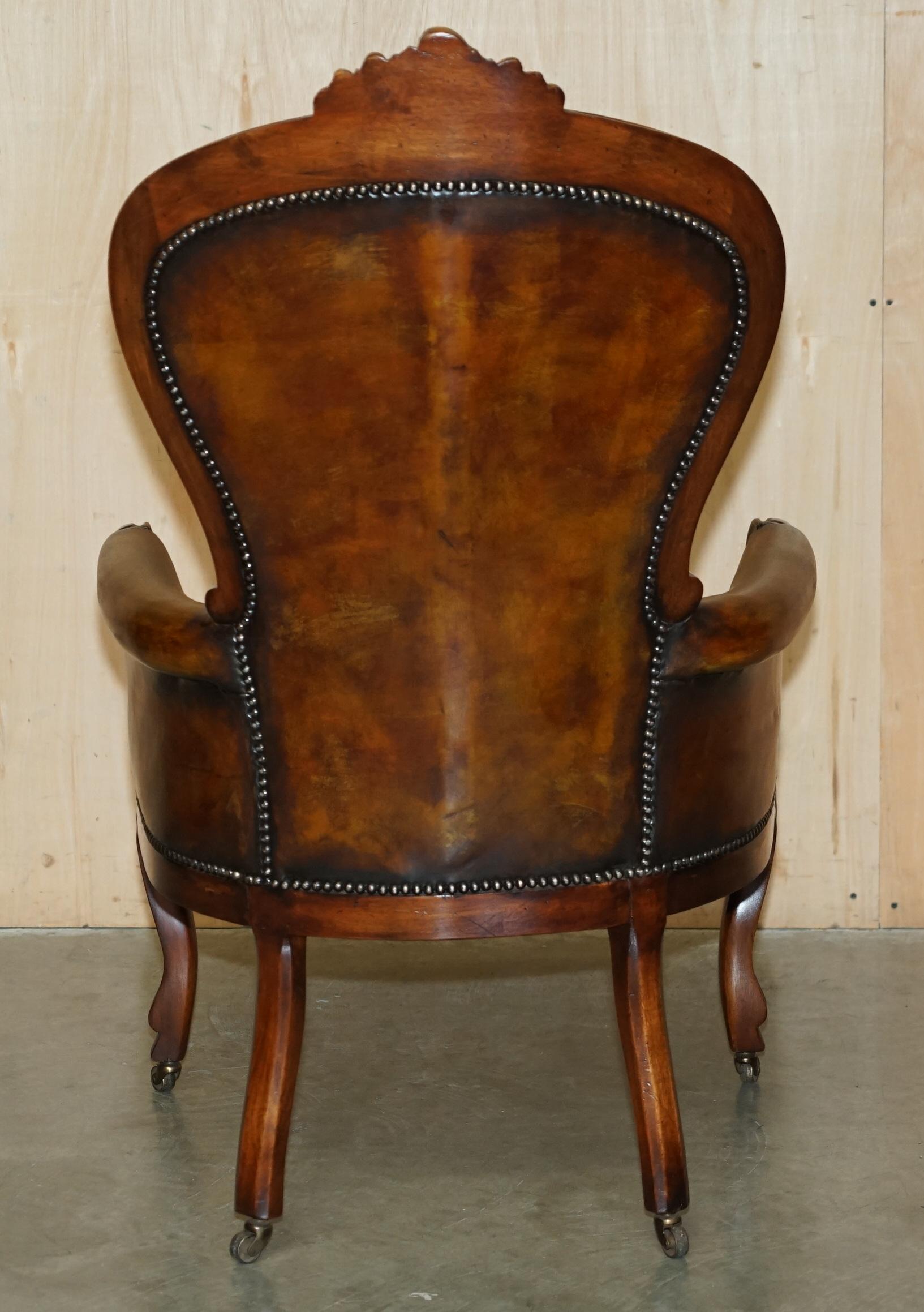 SILLÓN BIBLIOTECA VCTORIANO CHESTERFIELD DE CUERO MARRON TINTADO A MANO RESTAURADO en venta 9