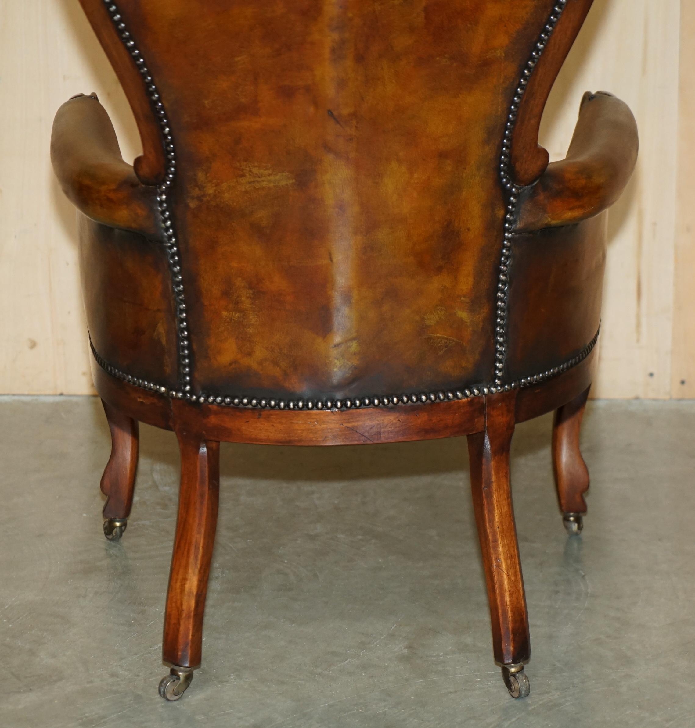 SILLÓN BIBLIOTECA VCTORIANO CHESTERFIELD DE CUERO MARRON TINTADO A MANO RESTAURADO en venta 10