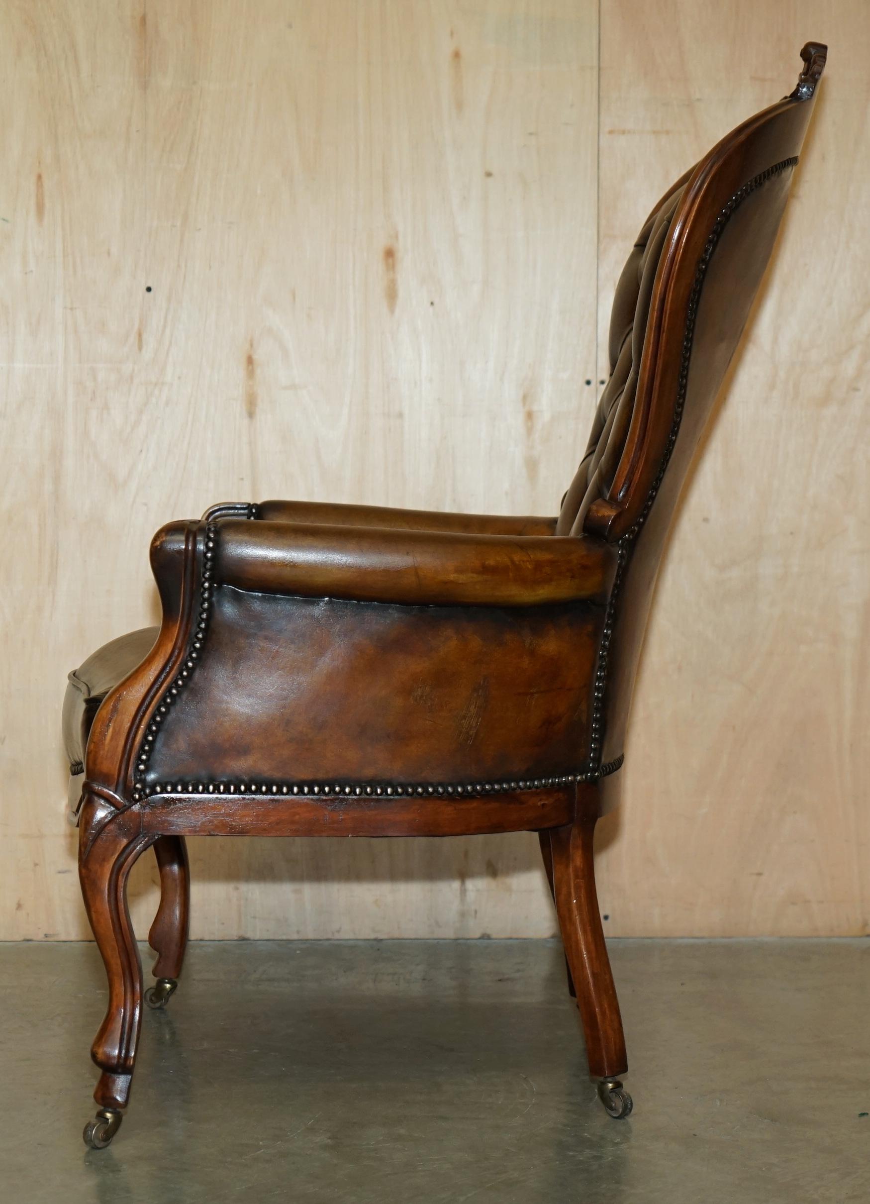 SILLÓN BIBLIOTECA VCTORIANO CHESTERFIELD DE CUERO MARRON TINTADO A MANO RESTAURADO en venta 12