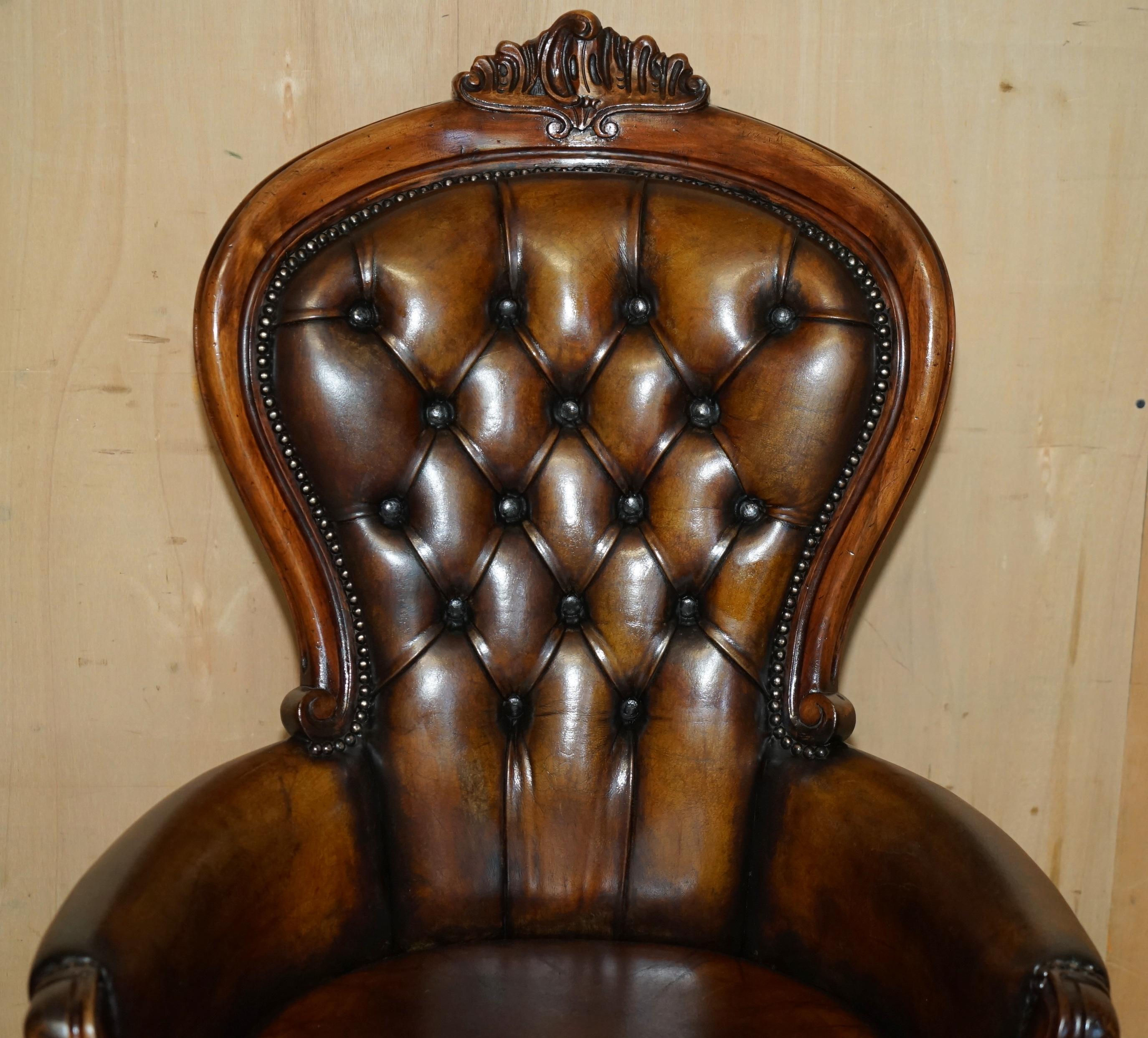 SILLÓN BIBLIOTECA VCTORIANO CHESTERFIELD DE CUERO MARRON TINTADO A MANO RESTAURADO Victoriano en venta