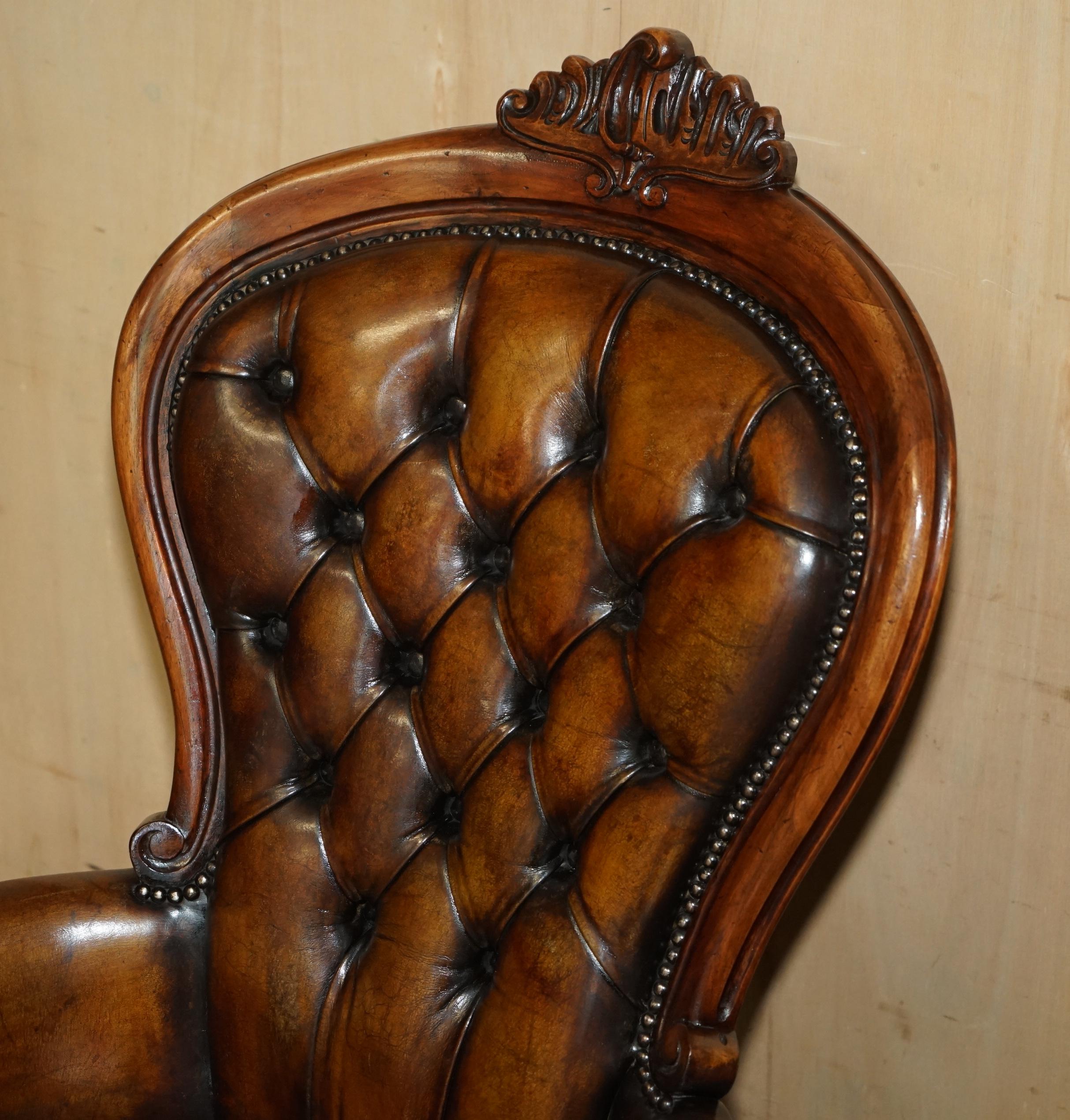 SILLÓN BIBLIOTECA VCTORIANO CHESTERFIELD DE CUERO MARRON TINTADO A MANO RESTAURADO Inglés en venta