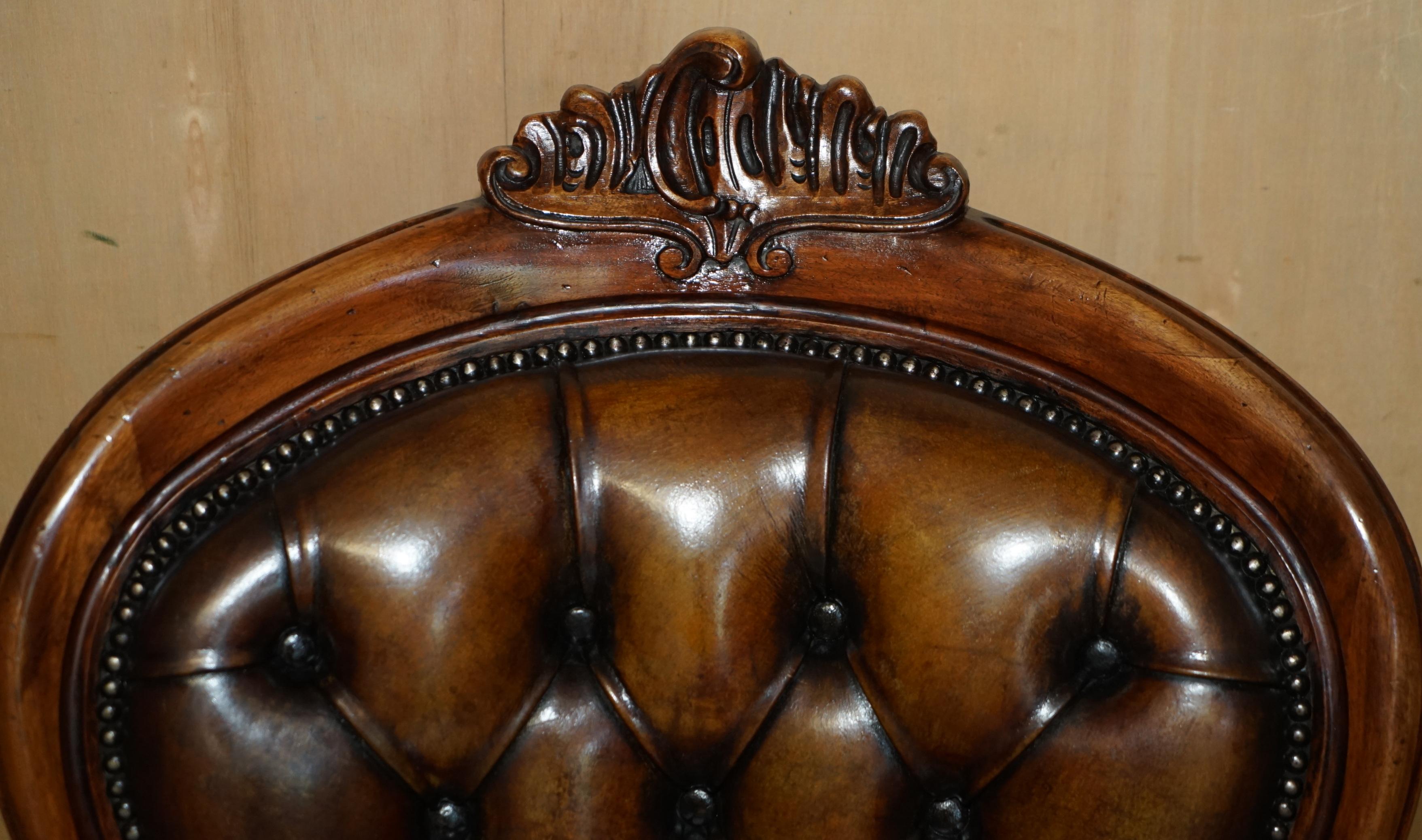 SILLÓN BIBLIOTECA VCTORIANO CHESTERFIELD DE CUERO MARRON TINTADO A MANO RESTAURADO Hecho a mano en venta