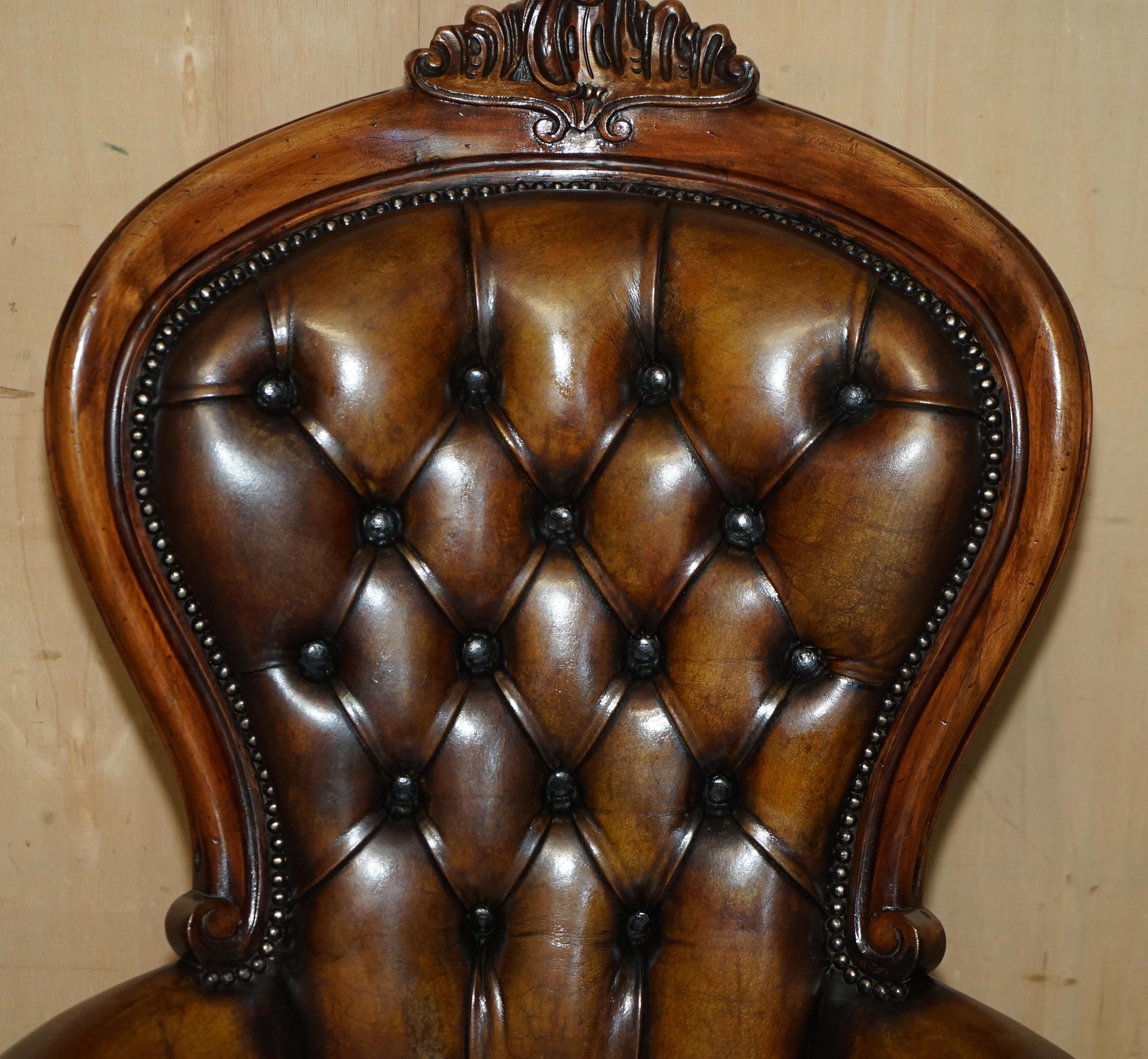 SILLÓN BIBLIOTECA VCTORIANO CHESTERFIELD DE CUERO MARRON TINTADO A MANO RESTAURADO en Bueno estado para la venta en West Sussex, Pulborough