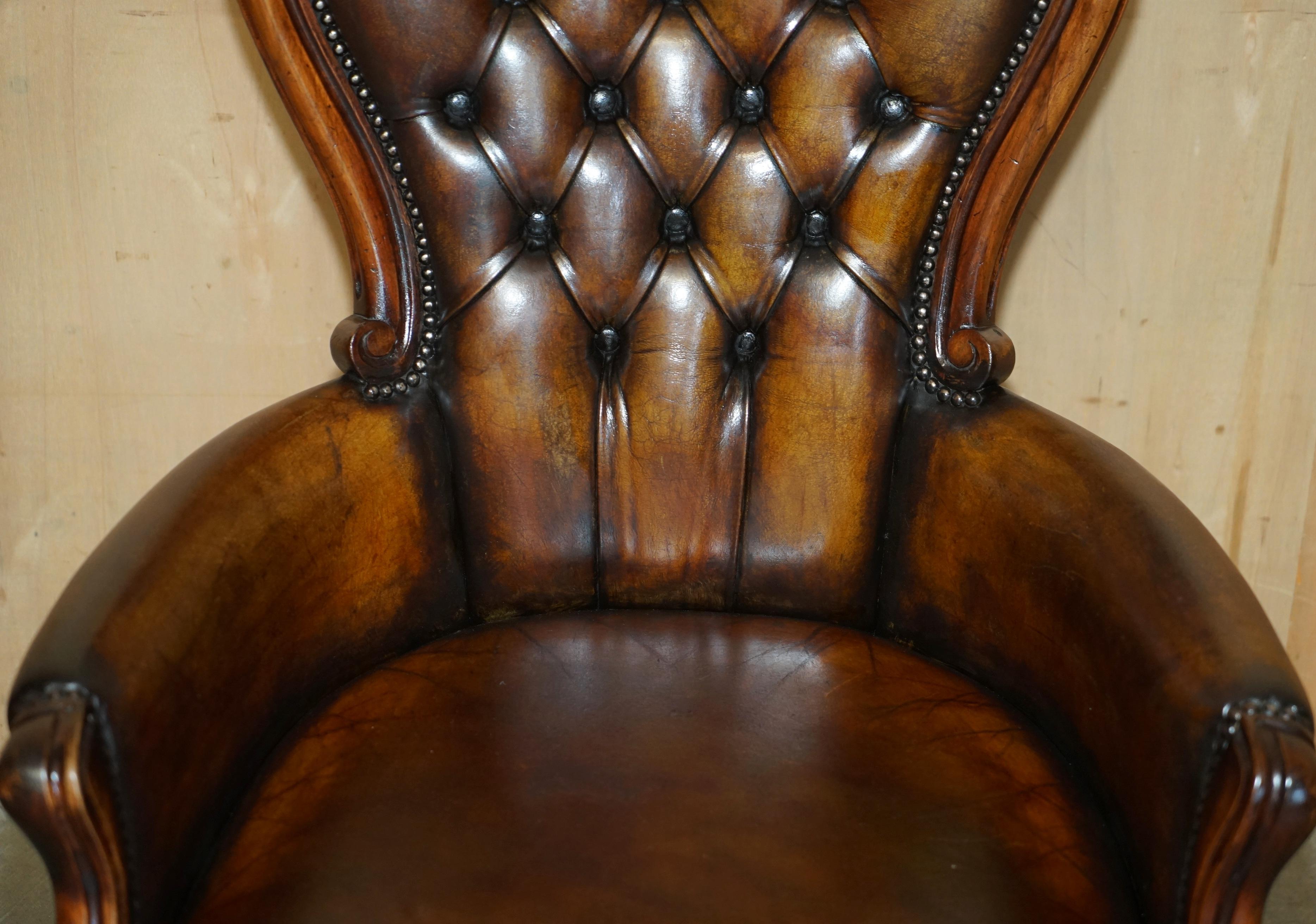 SILLÓN BIBLIOTECA VCTORIANO CHESTERFIELD DE CUERO MARRON TINTADO A MANO RESTAURADO siglo XIX en venta