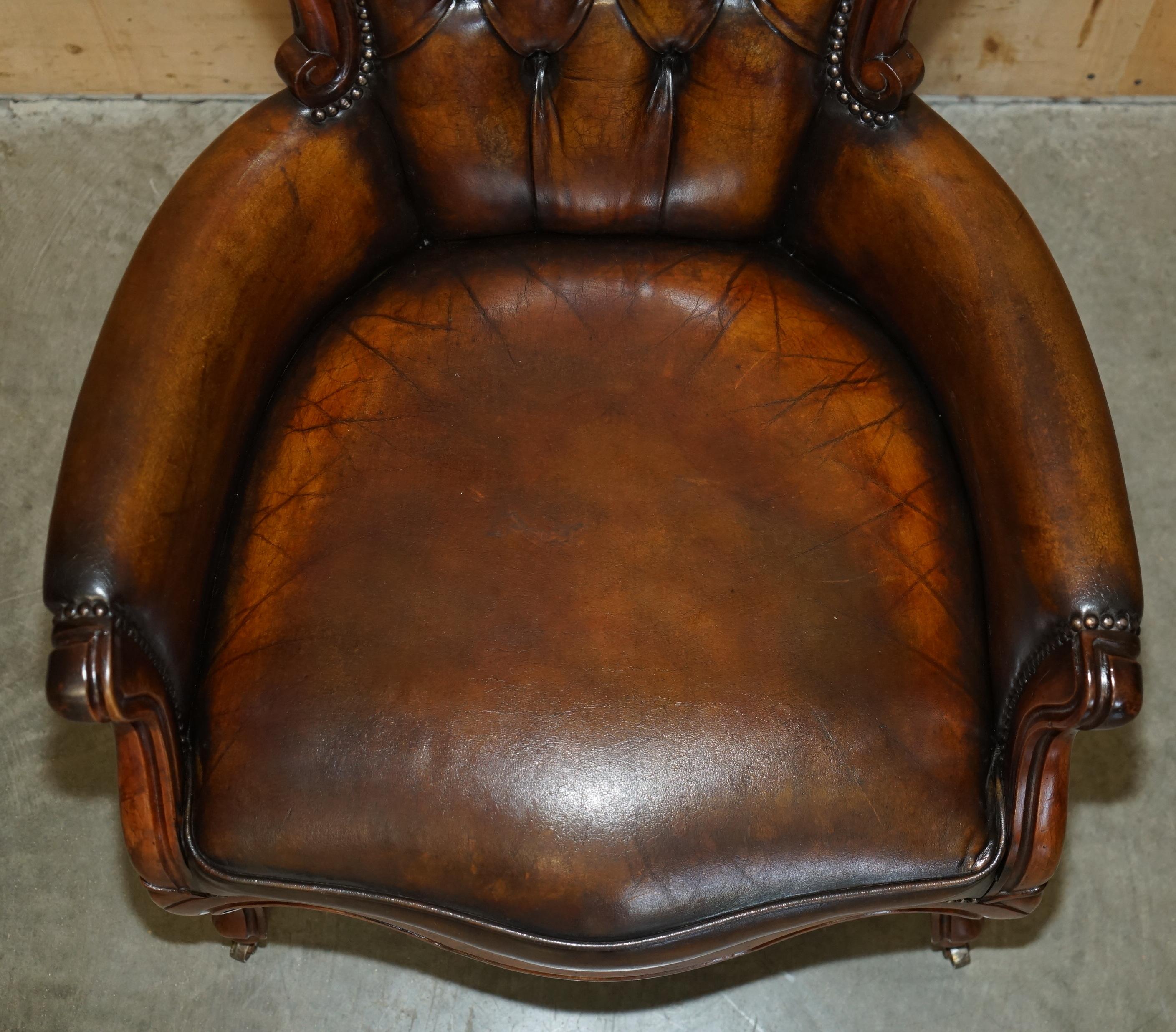 SILLÓN BIBLIOTECA VCTORIANO CHESTERFIELD DE CUERO MARRON TINTADO A MANO RESTAURADO Cuero en venta
