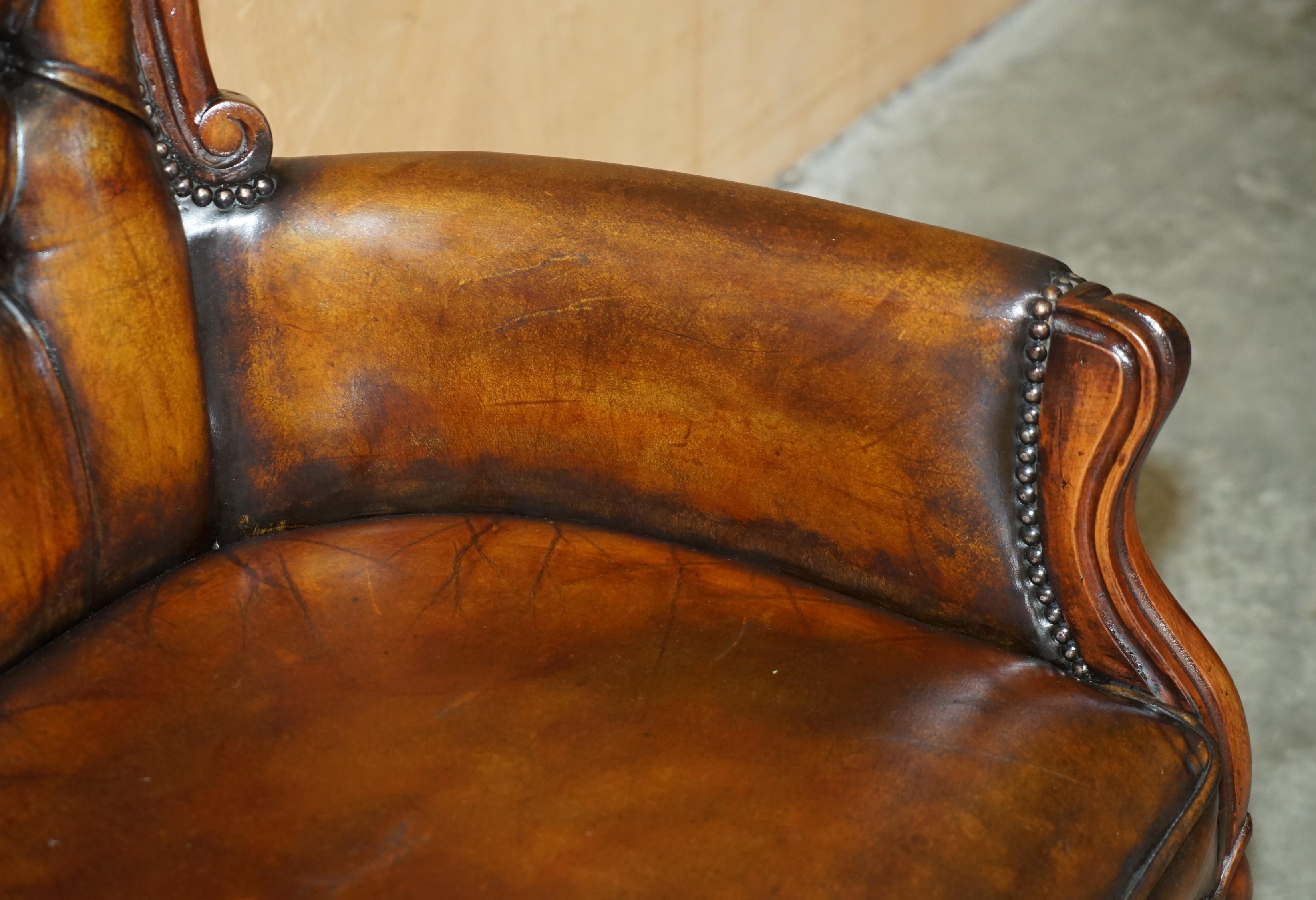 SILLÓN BIBLIOTECA VCTORIANO CHESTERFIELD DE CUERO MARRON TINTADO A MANO RESTAURADO en venta 1
