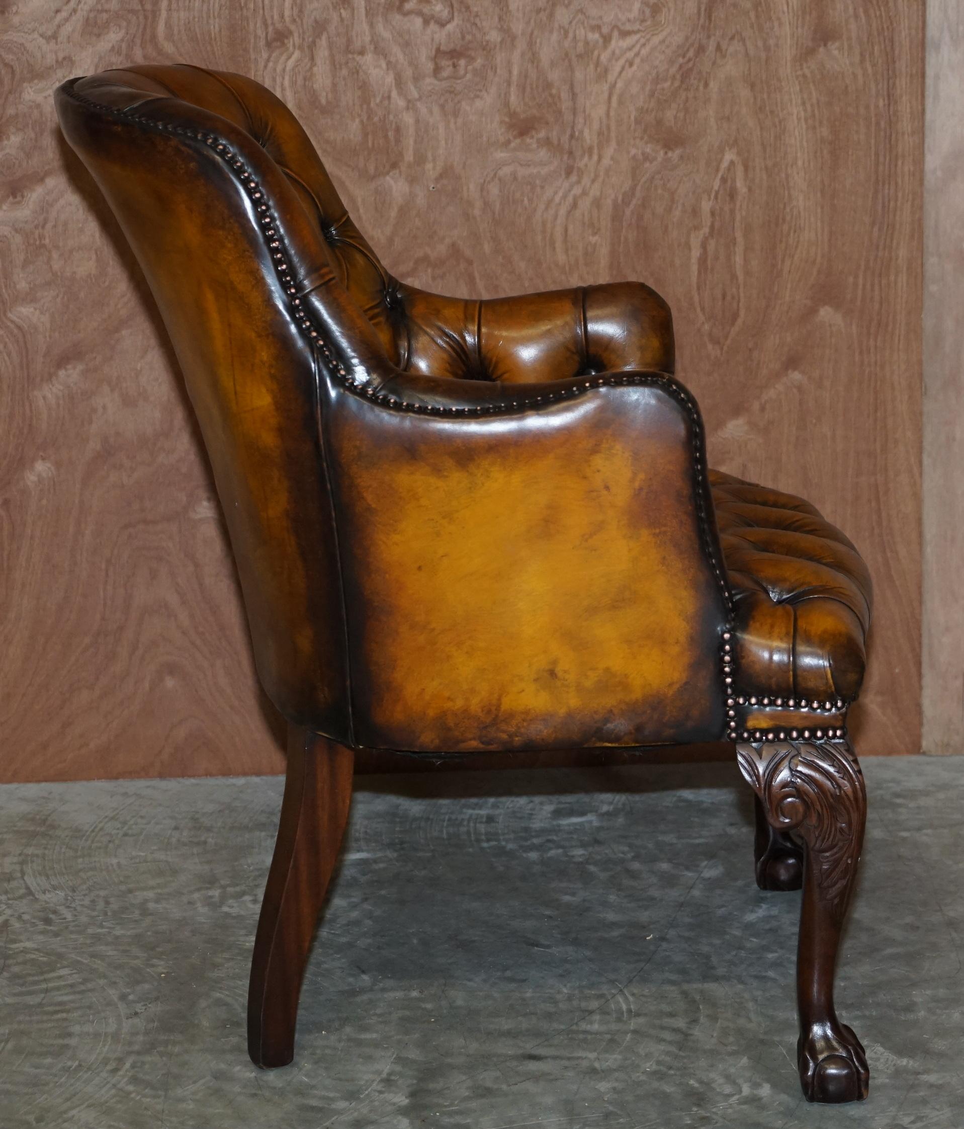 RESTORED HARRODS LONDON CHESTERFiELD BROWN LEATHER ARMCHAIR CLAW & BALL FEET For Sale 4