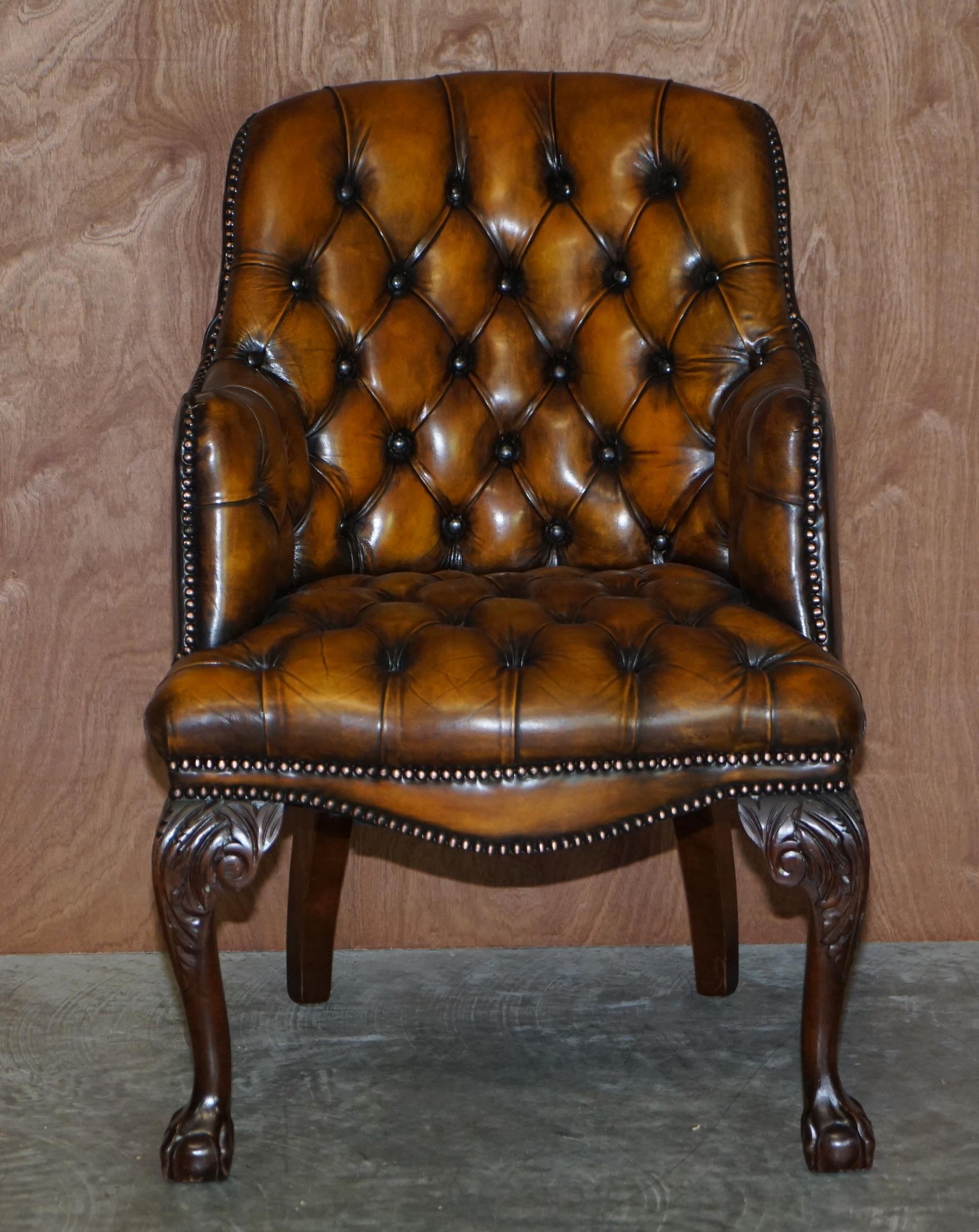 Royal House Antiques

Royal House Antiques a le plaisir d'offrir à la vente cet exceptionnel fauteuil de bureau ou d'appoint d'origine Harrods London, datant des années 1950, entièrement restauré

Veuillez noter que les frais de livraison