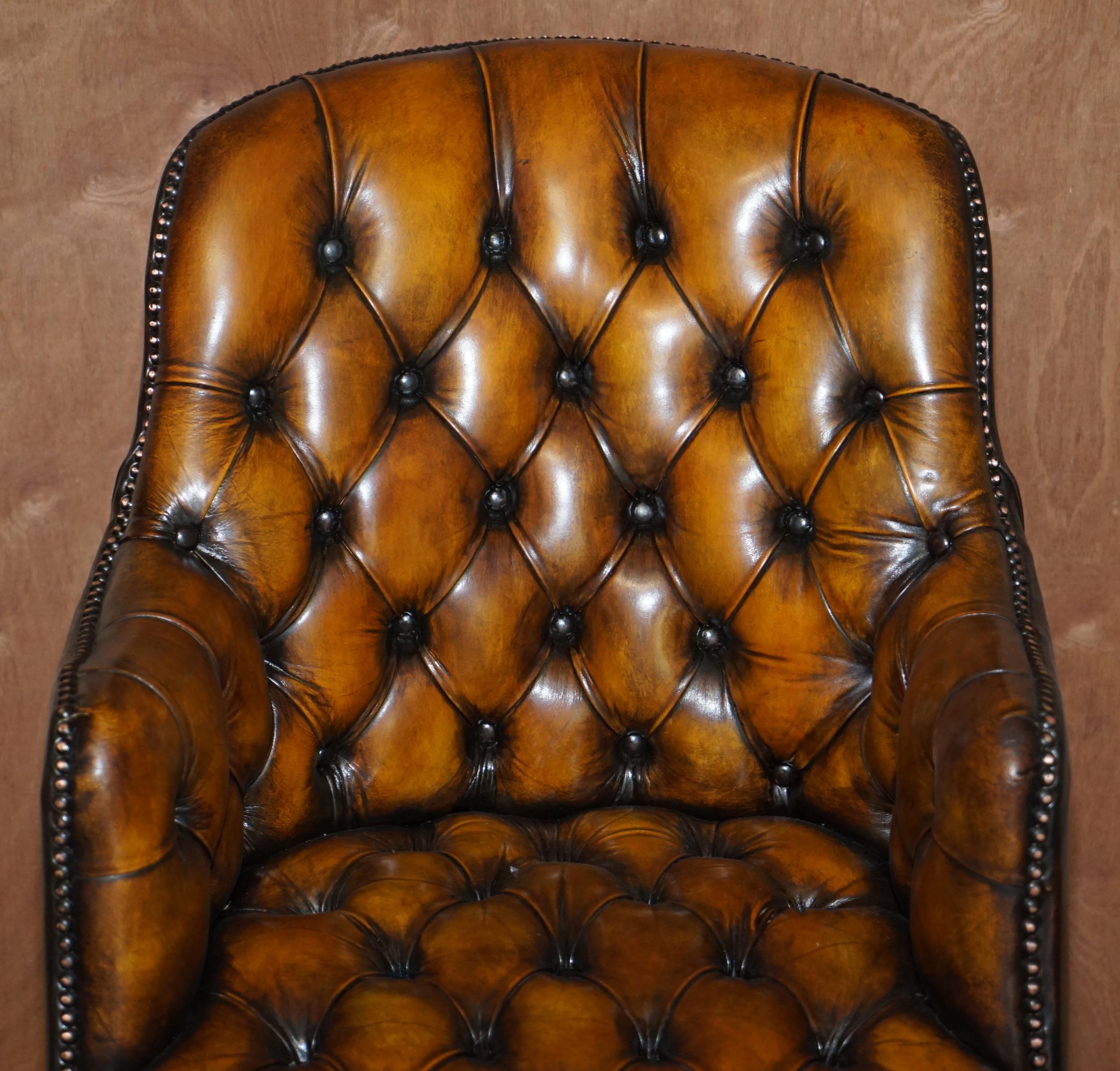 English RESTORED HARRODS LONDON CHESTERFiELD BROWN LEATHER ARMCHAIR CLAW & BALL FEET For Sale