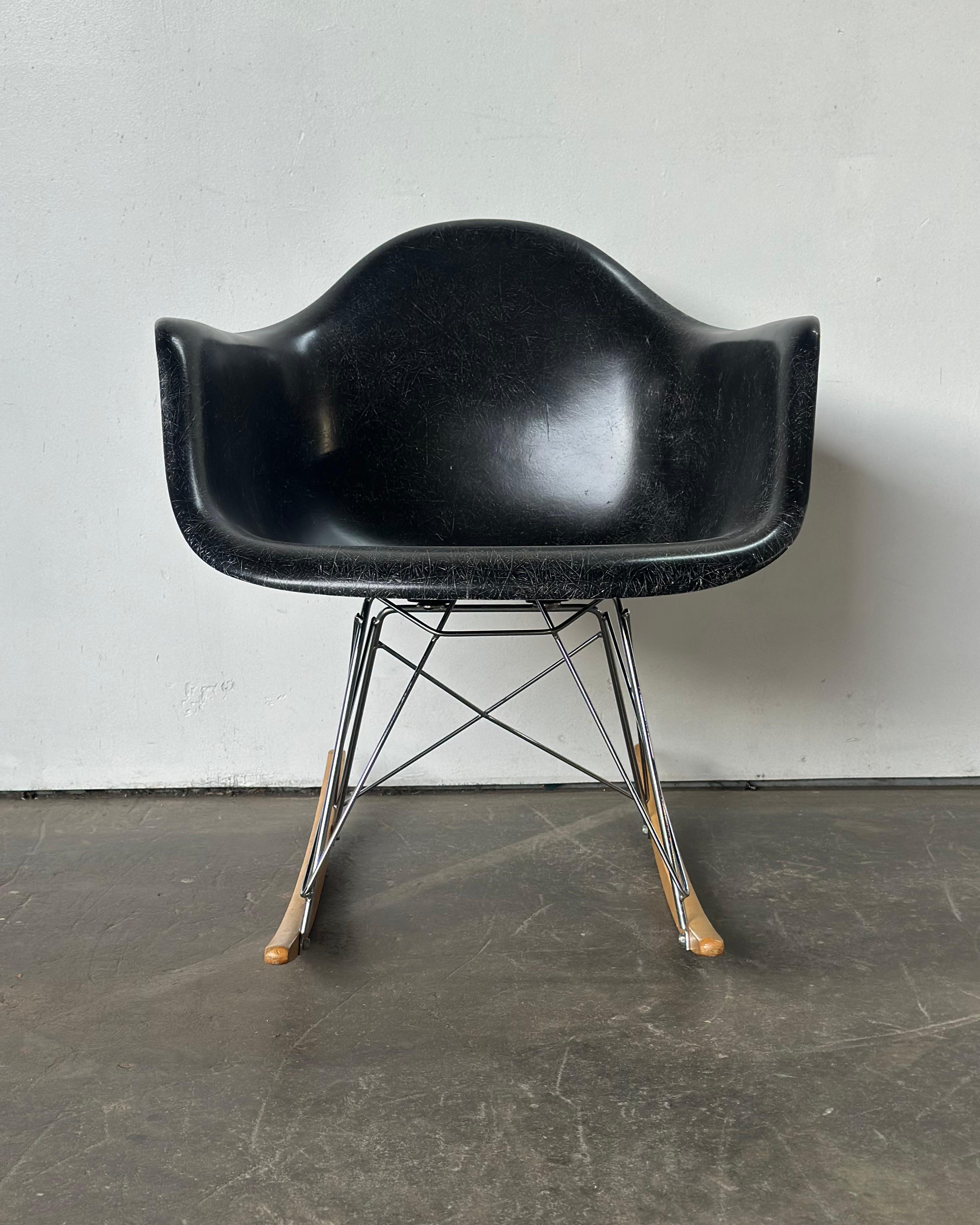 Mid-Century Modern Restored Herman Miller Eames Fiberglass Rocking Chair For Sale