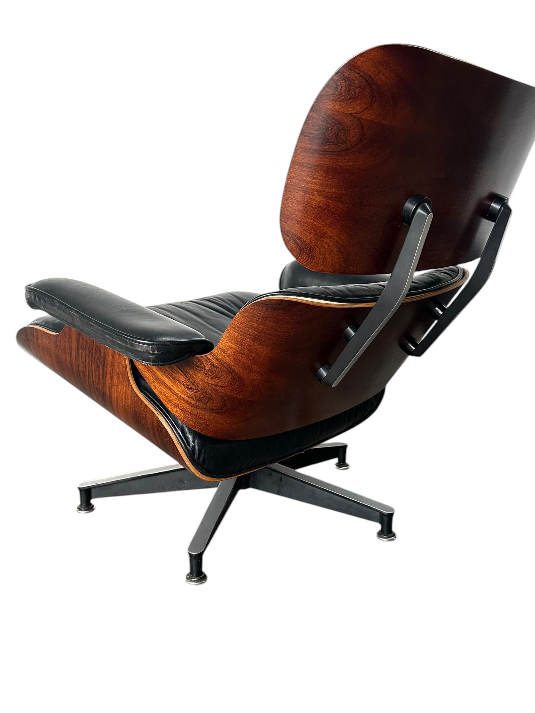 Restaurierter Herman Miller Eames-Loungesessel und Ottomane (Aluminium) im Angebot